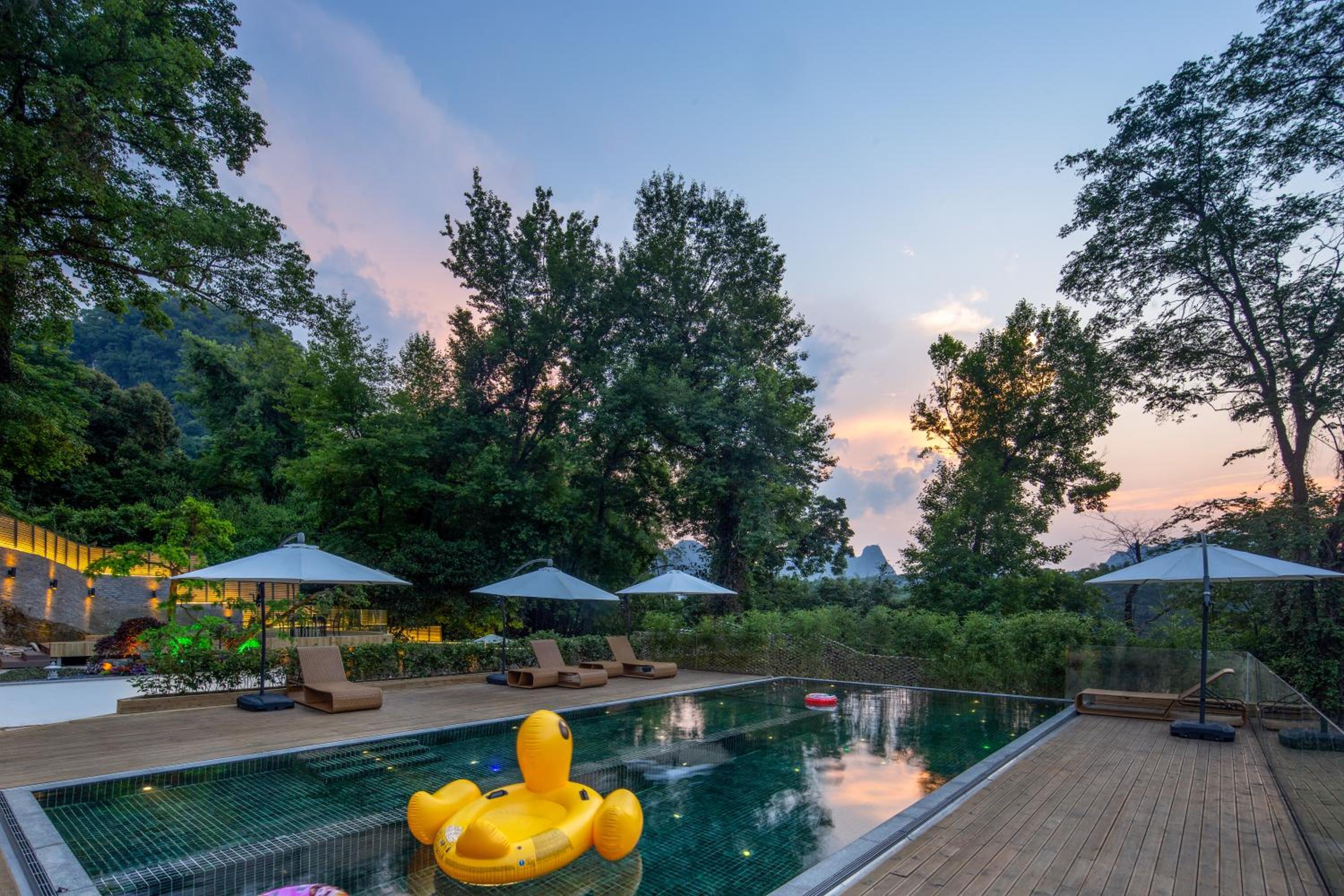 Yangshuo River Lodge Hotel--English speaking team&Swimming pool&Activties organized&Free pick up from Airport or TS over 3 nights