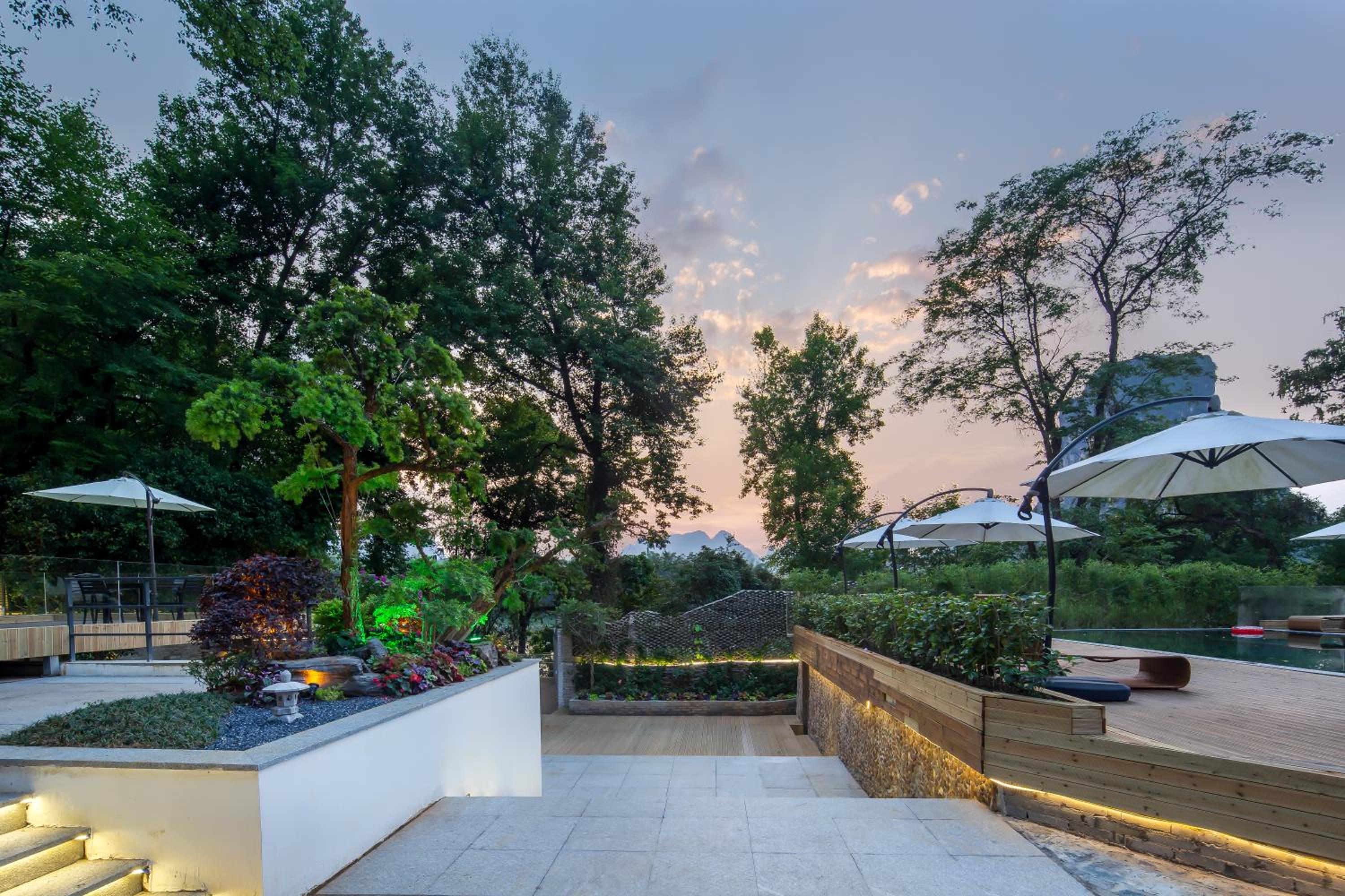 Yangshuo River Lodge Hotel--English speaking team&Swimming pool&Activties organized&Free pick up from Airport or TS over 3 nights