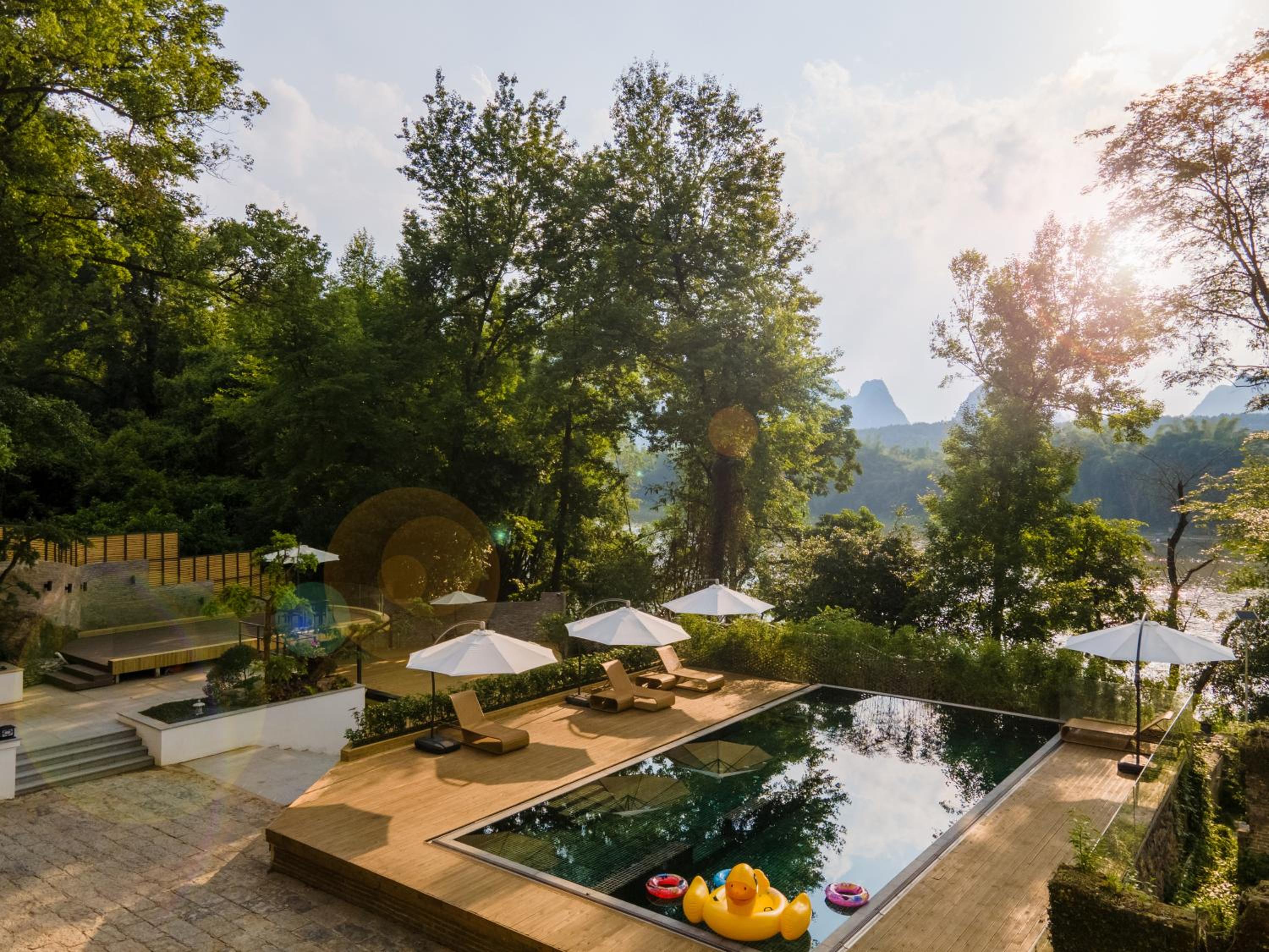 Yangshuo River Lodge Hotel--English speaking team&Swimming pool&Activties organized&Free pick up from Airport or TS over 3 nights