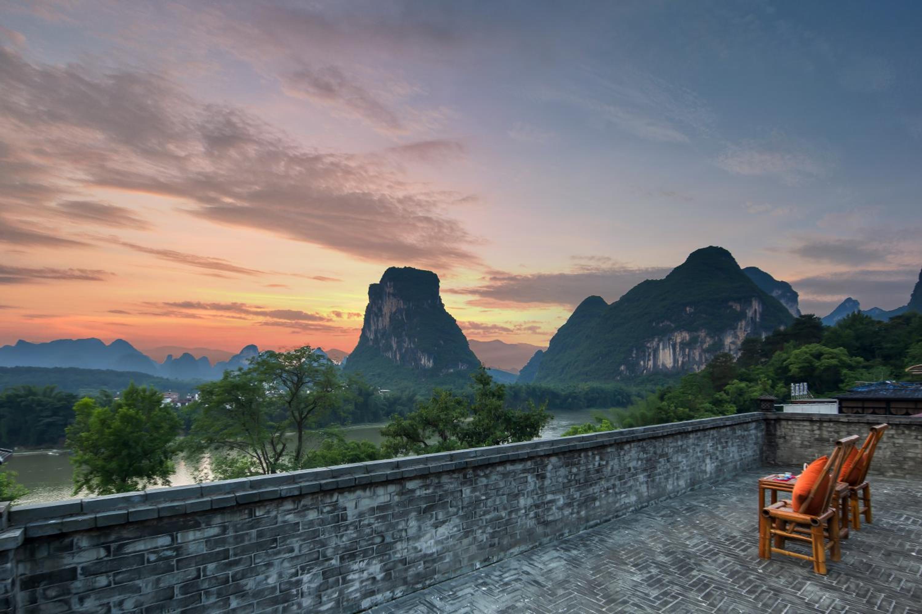 Yangshuo River Lodge Hotel--English speaking team&Swimming pool&Activties organized&Free pick up from Airport or TS over 3 nights