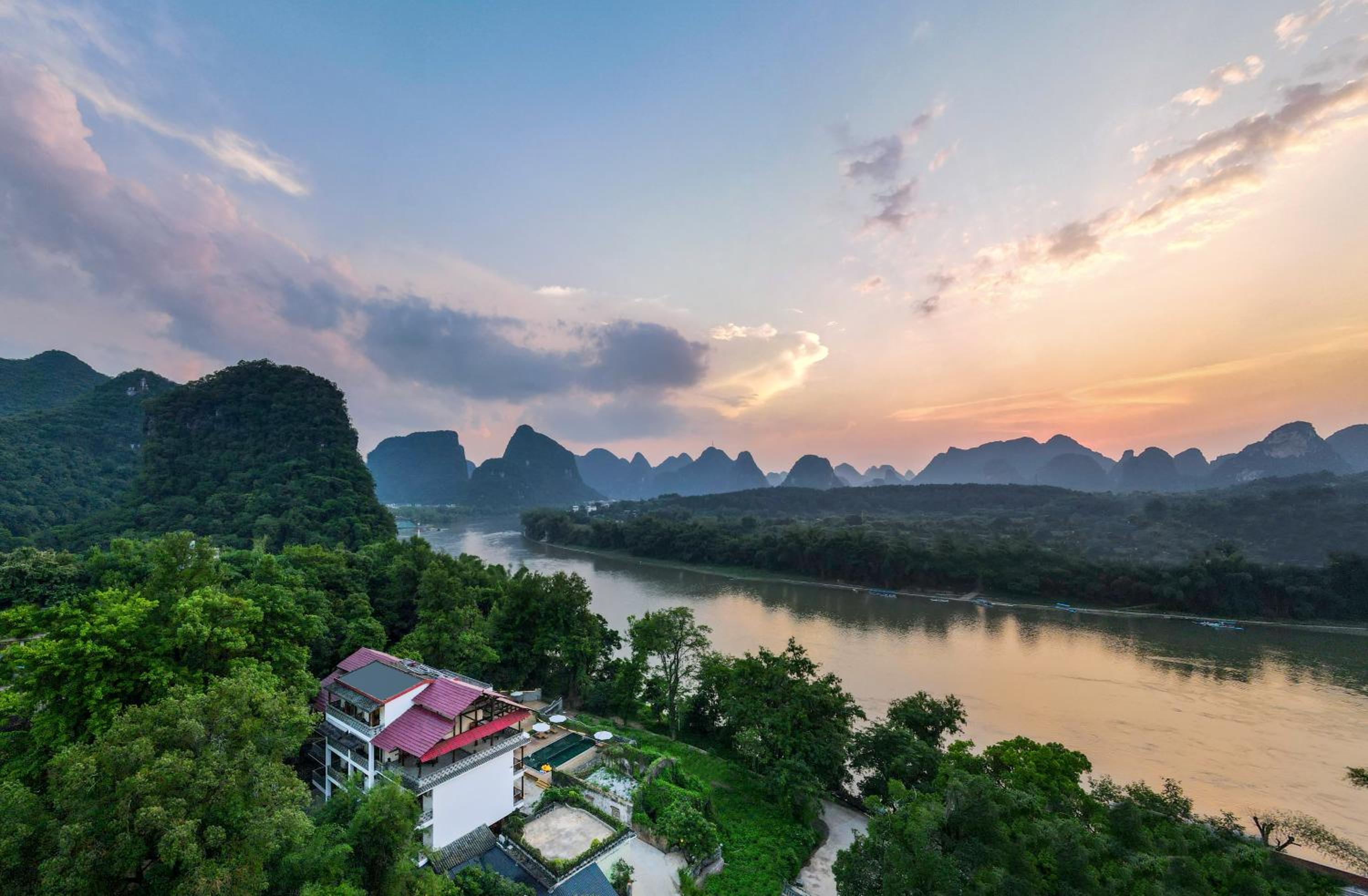 Yangshuo River Lodge Hotel--English speaking team&Swimming pool&Activties organized&Free pick up from Airport or TS over 3 nights