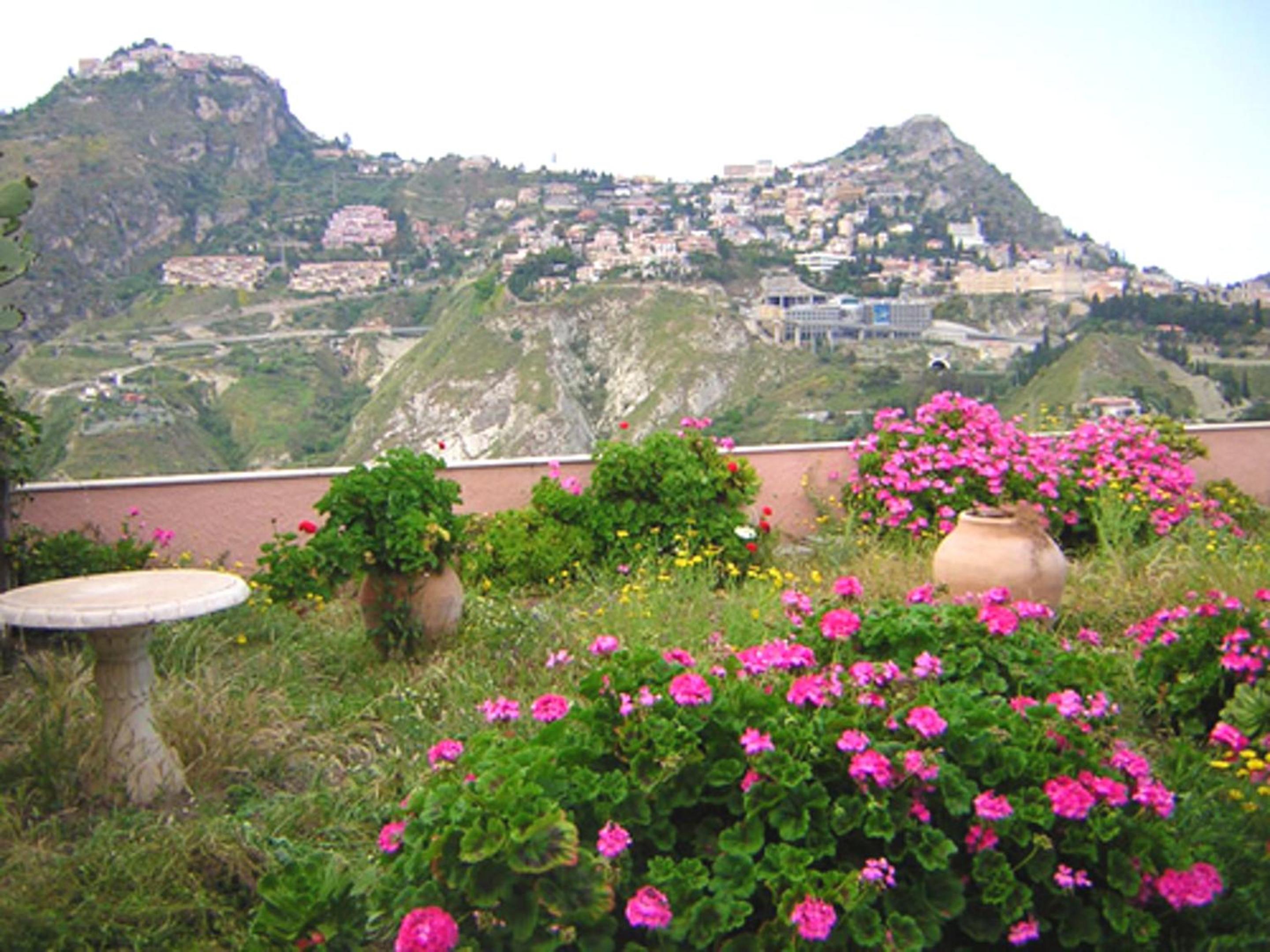 Spacious apartment in Taormina Garden view view 3
