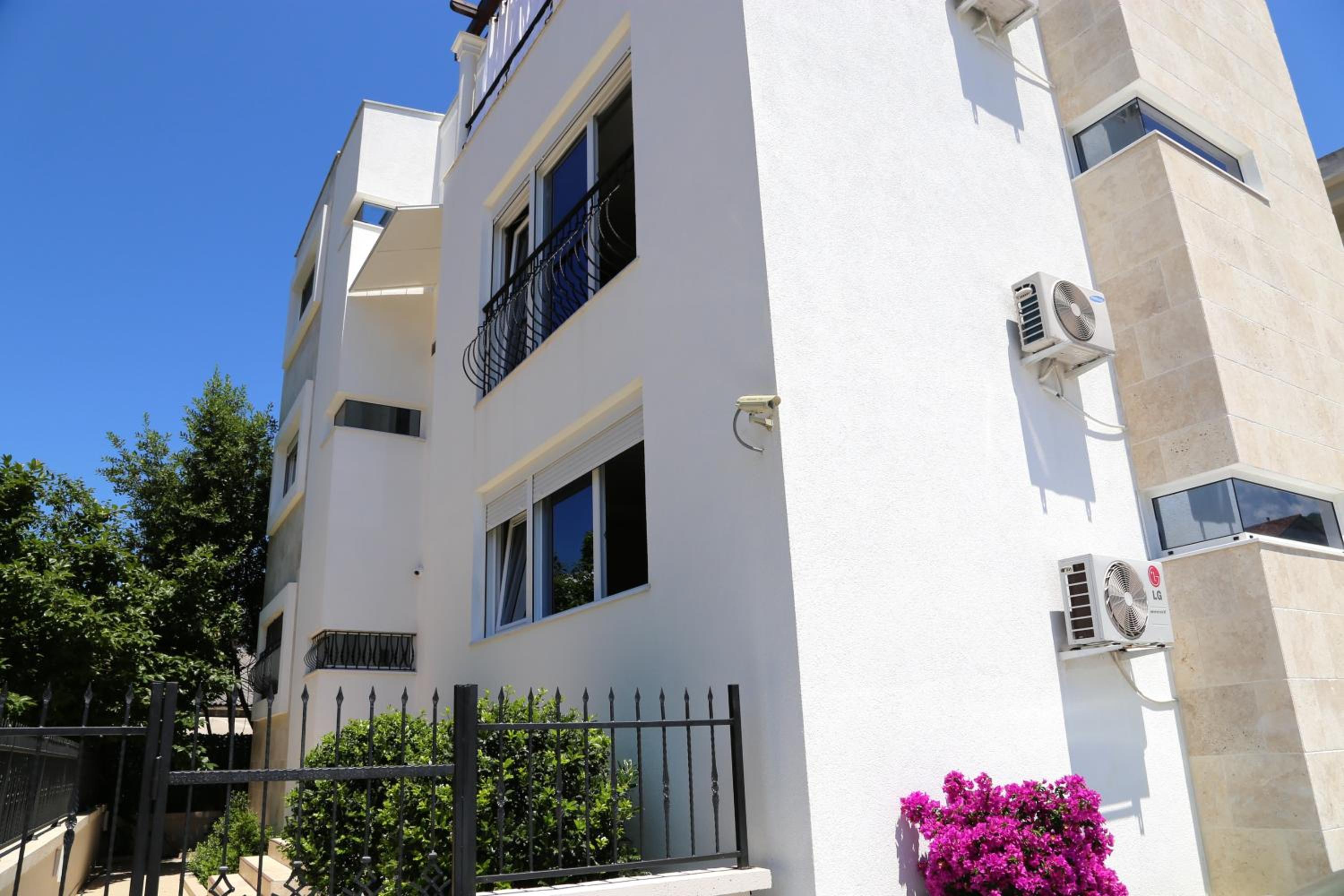 Cozy Apartment in Tivat, 32 m² + Parking view 2