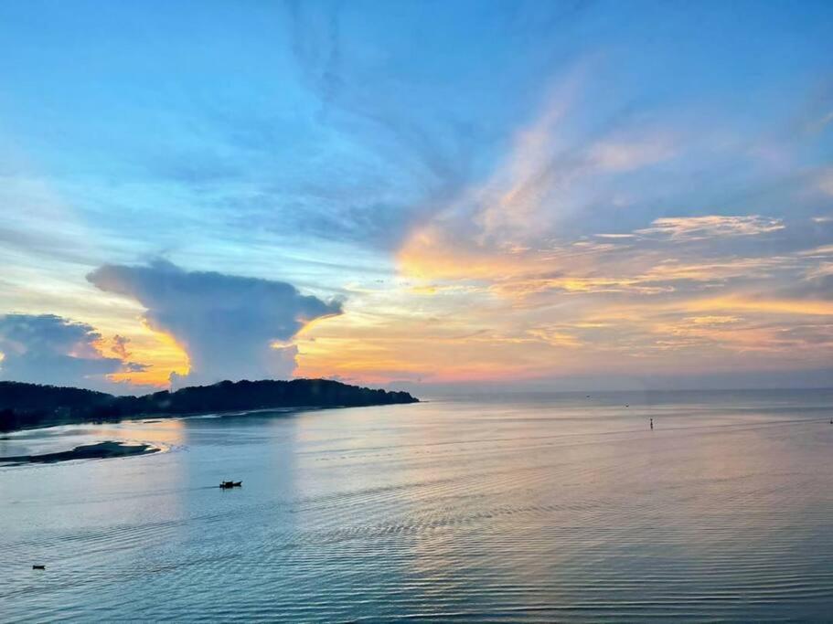 KWRC Imperium Residence Seaview Beachfront photo 1