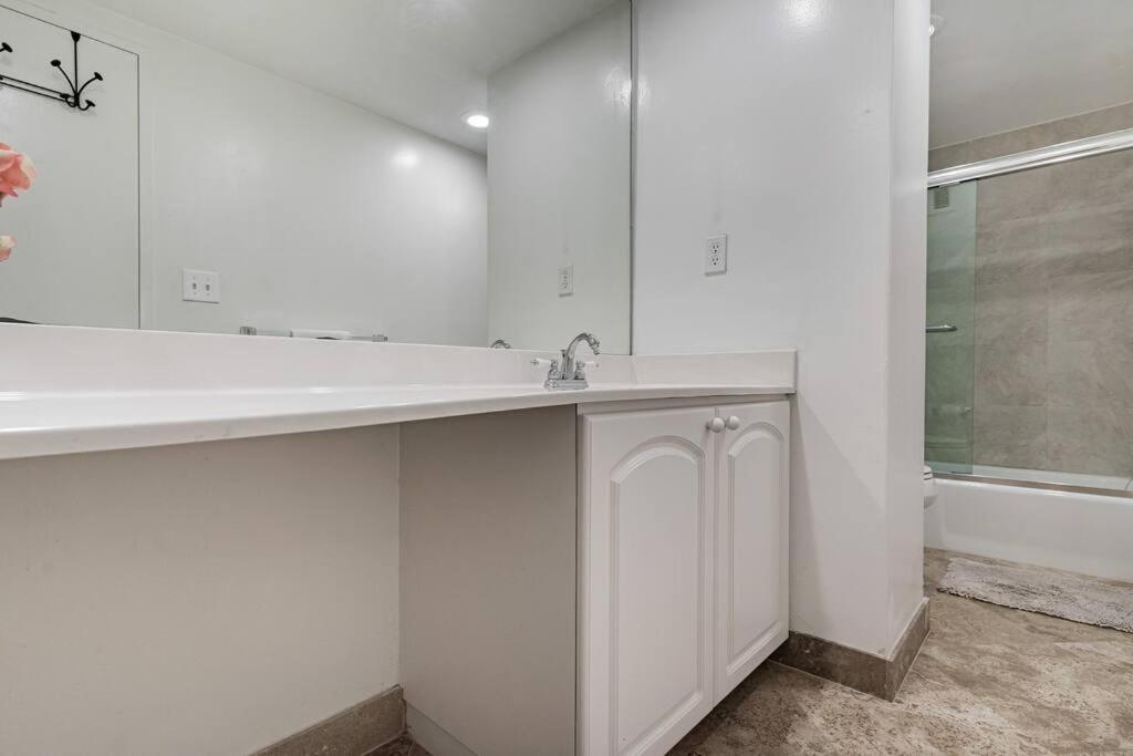 Ocean View Modern Condo Beach Access 11M view 3