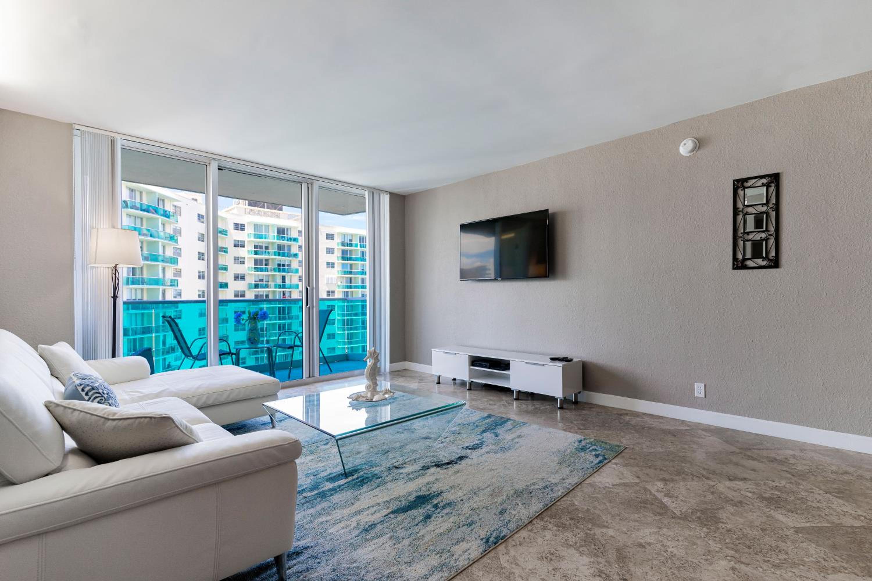 Ocean View Modern Condo Beach Access 11M view 4
