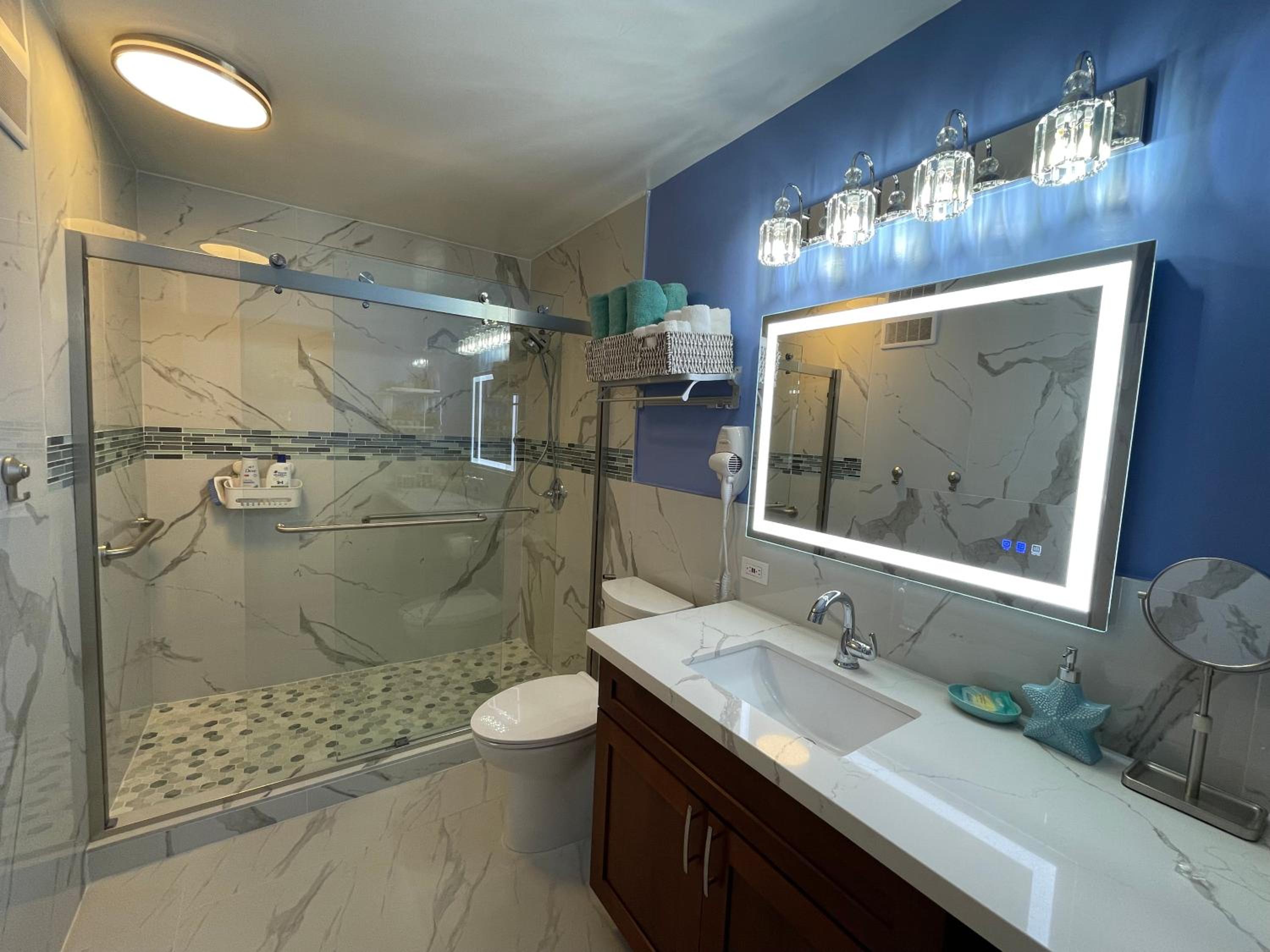 Amazing waikiki Beach condo 2Bed2Bath+free Parking: bathroom photo