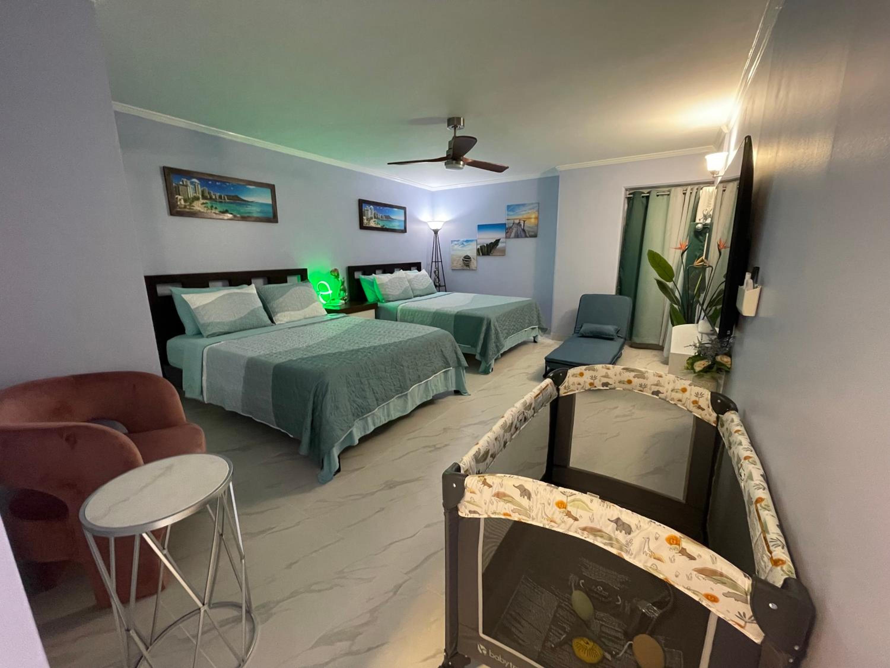 Amazing waikiki Beach condo 2Bed2Bath+free Parking: hotel room photo