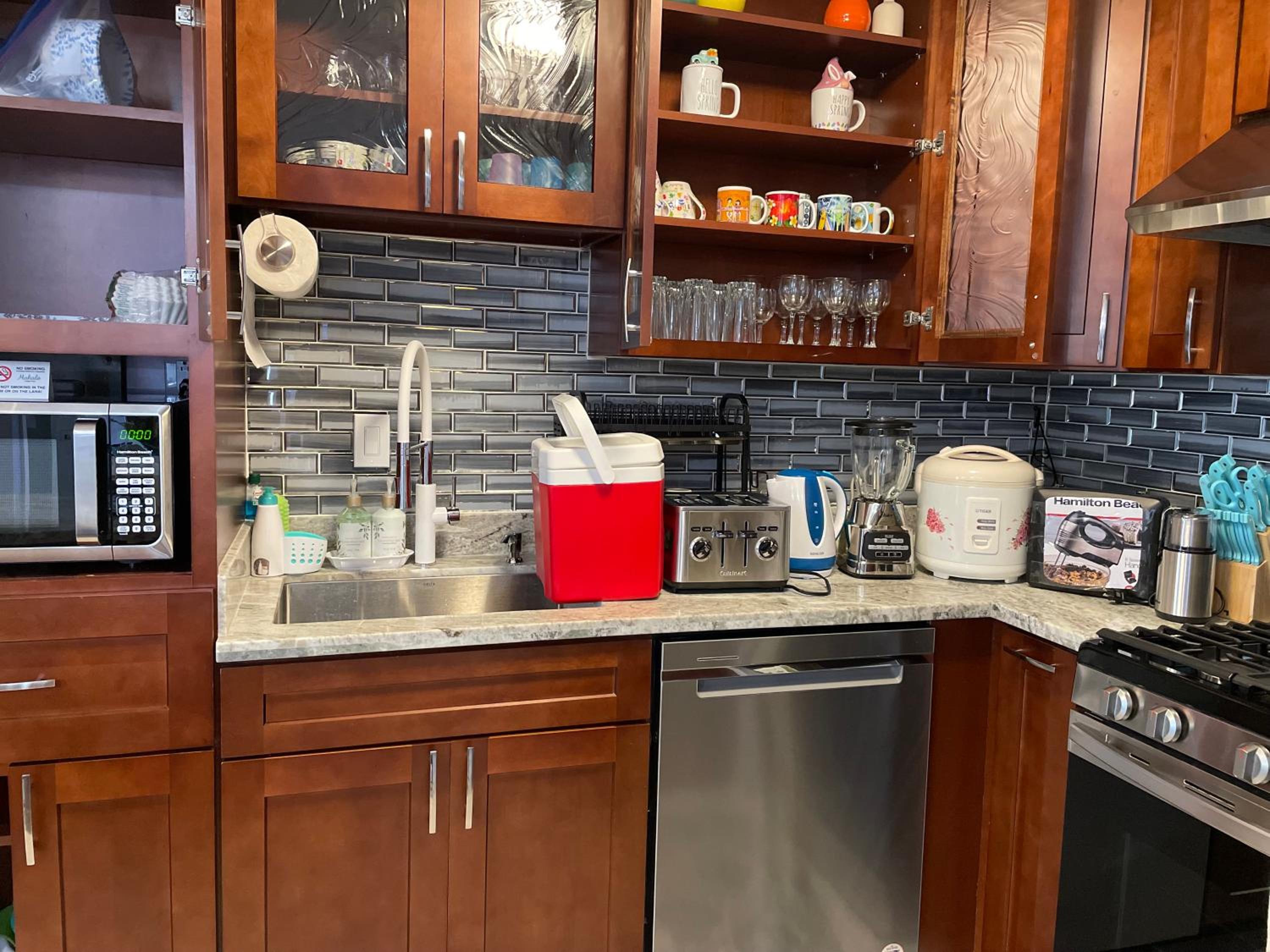Amazing waikiki Beach condo 2Bed2Bath+free Parking: kitchen photo