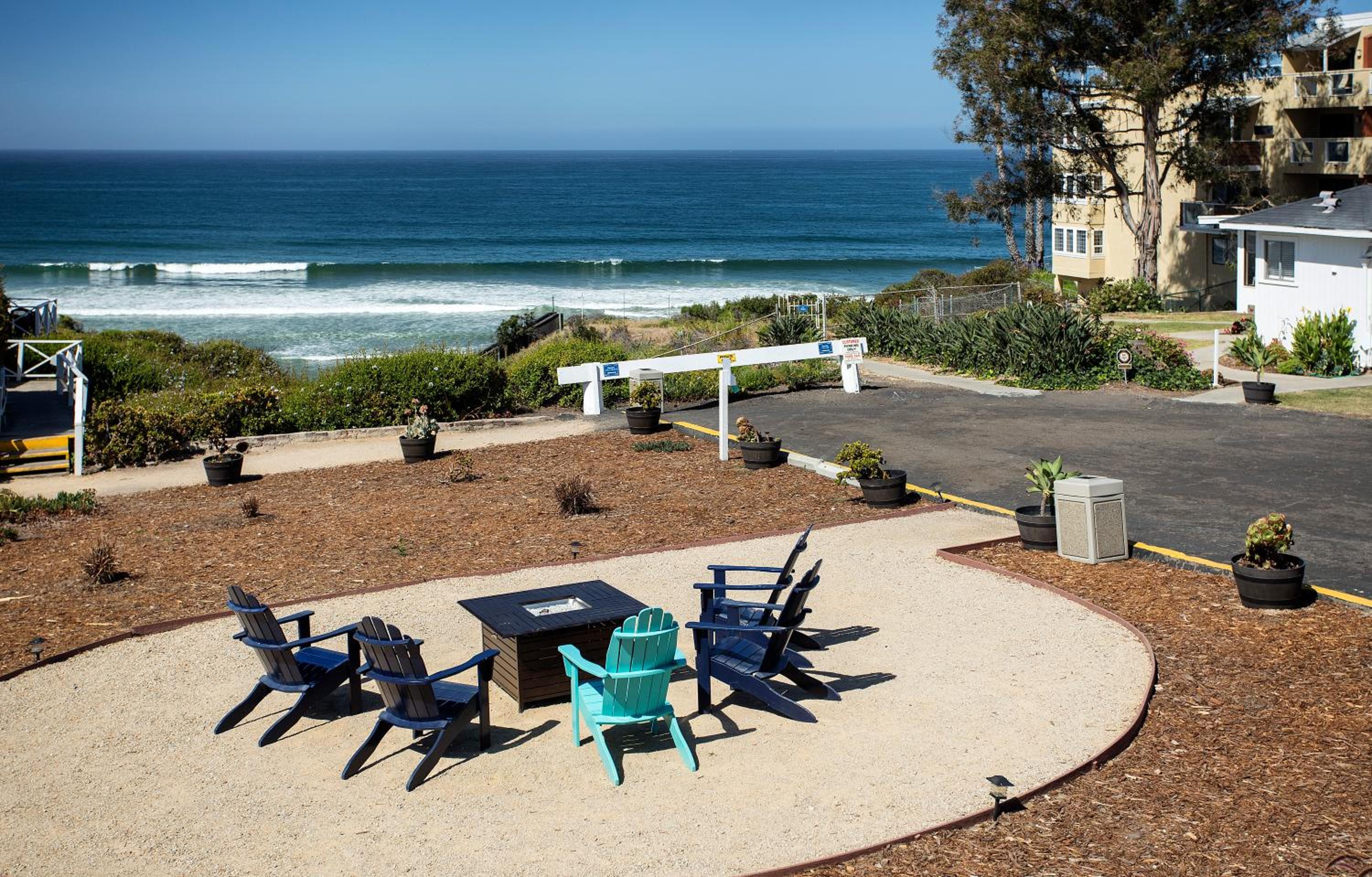Tides Oceanview Inn and Cottages