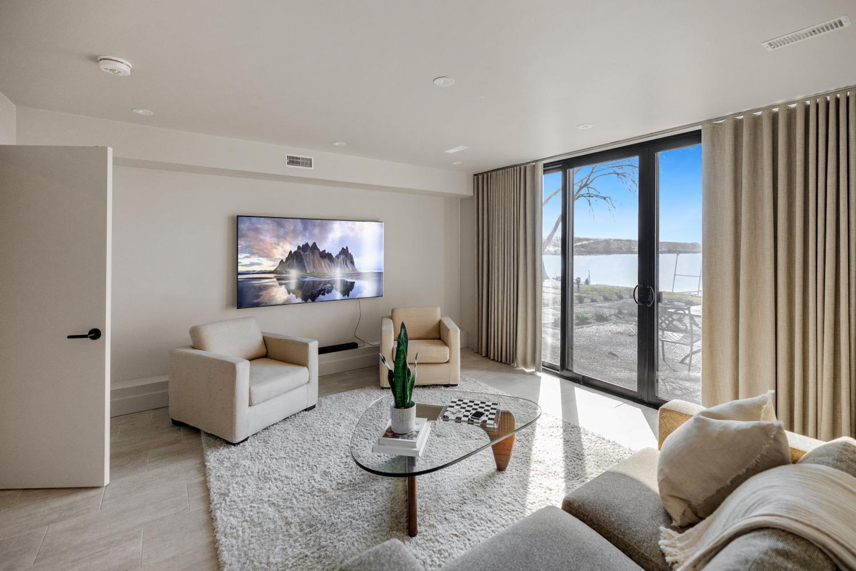 Lakeview House by Leavetown Vacations