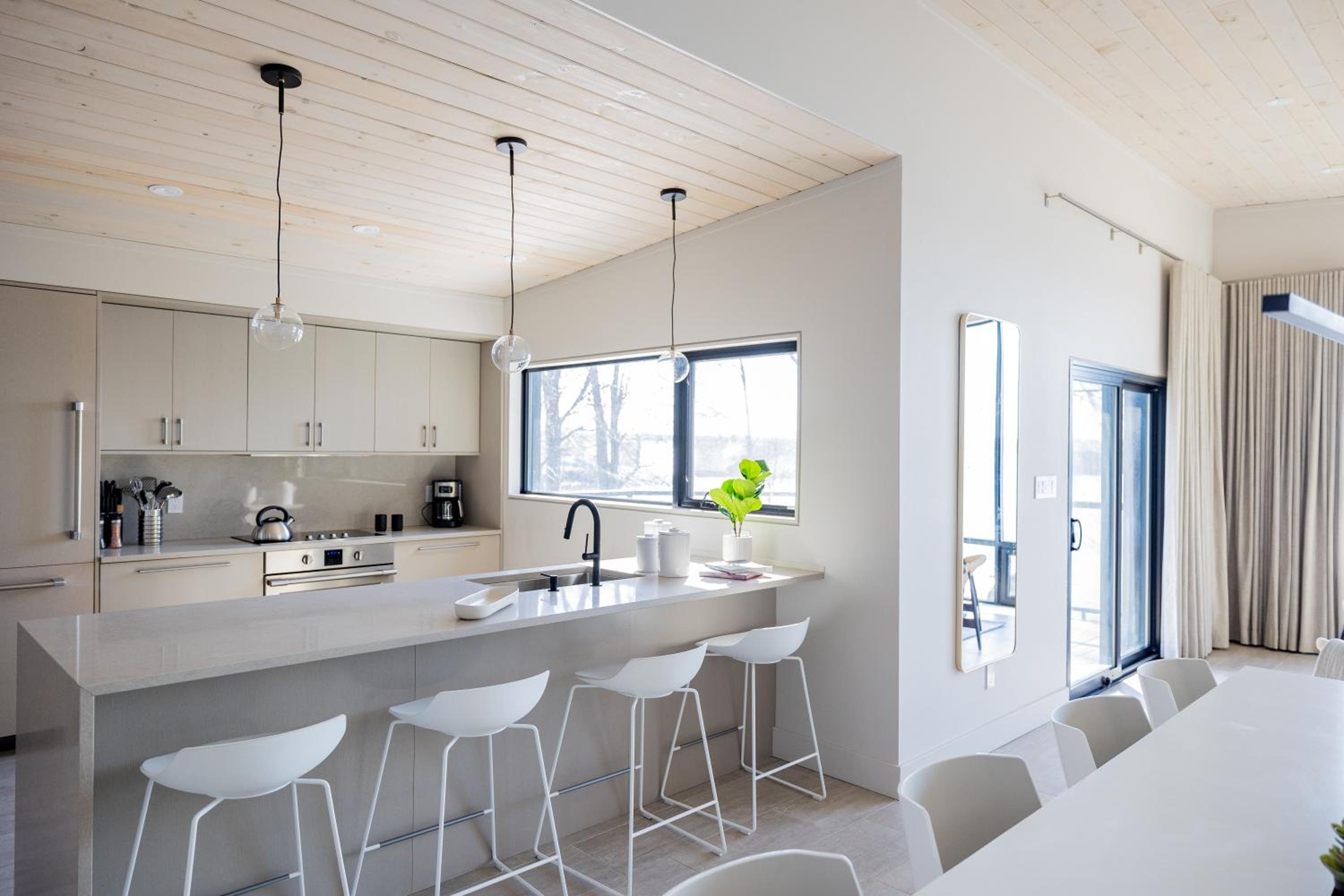 Lakeview House by Leavetown Vacations