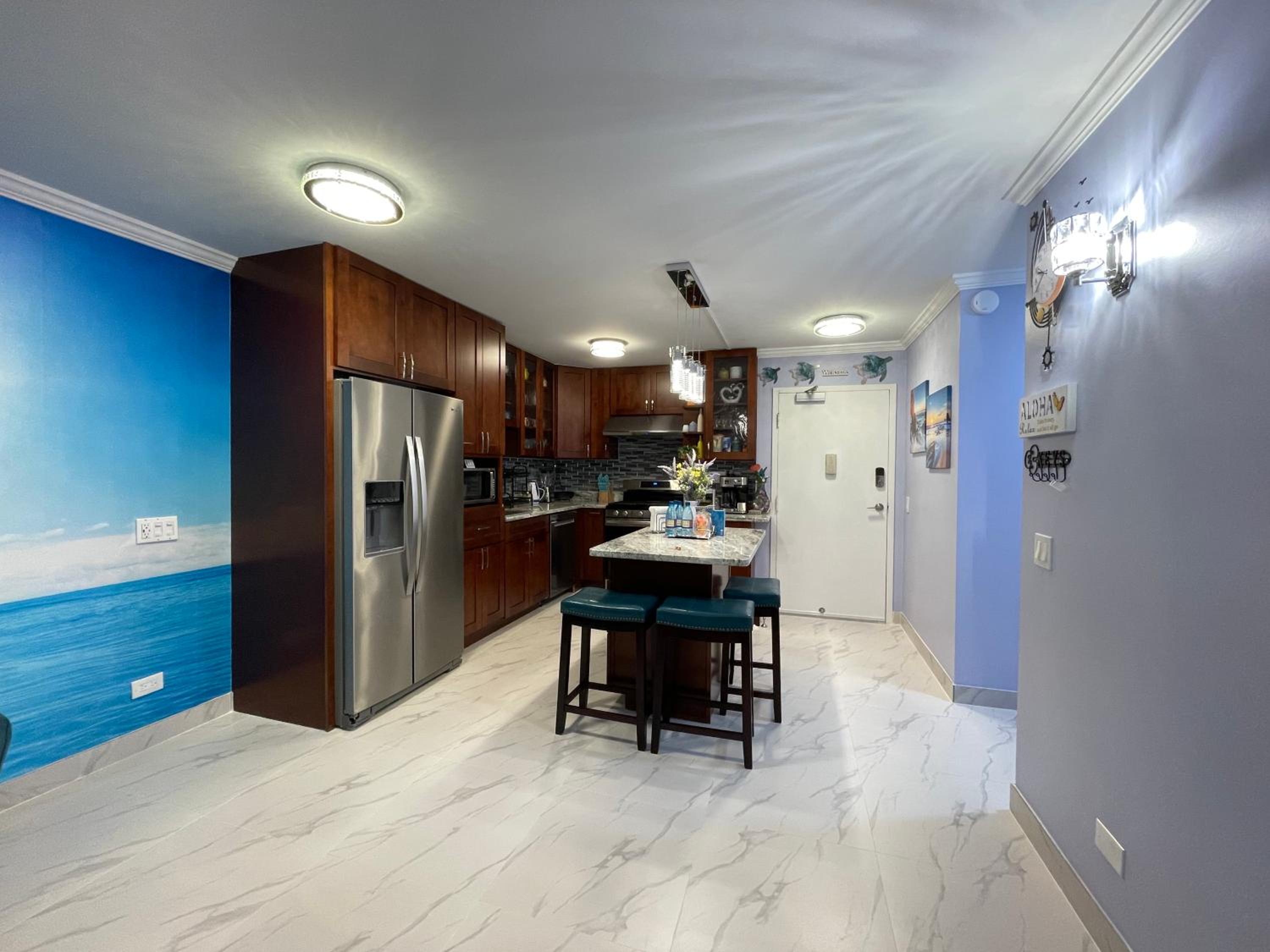 Amazing waikiki Beach condo 2Bed2Bath+free Parking: kitchen photo