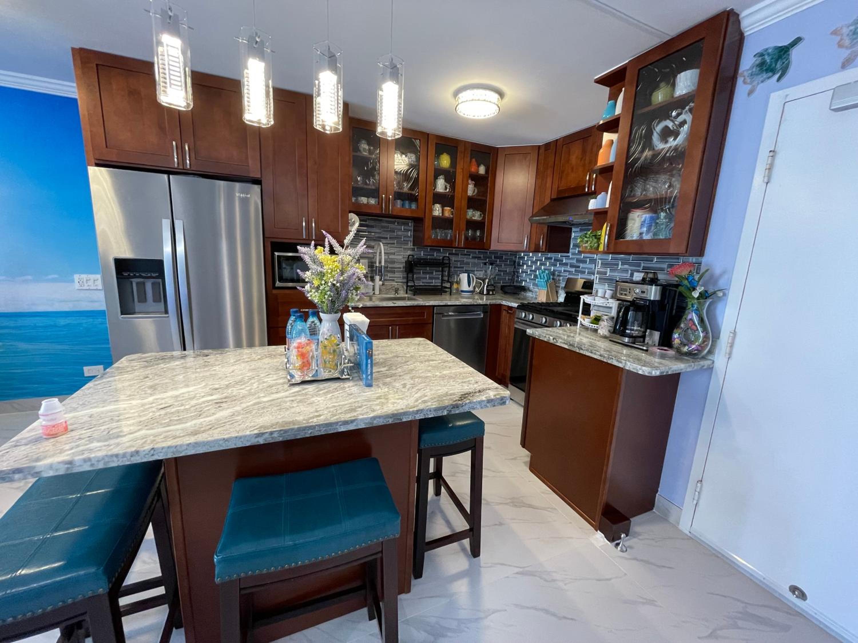 Amazing waikiki Beach condo 2Bed2Bath+free Parking: kitchen photo