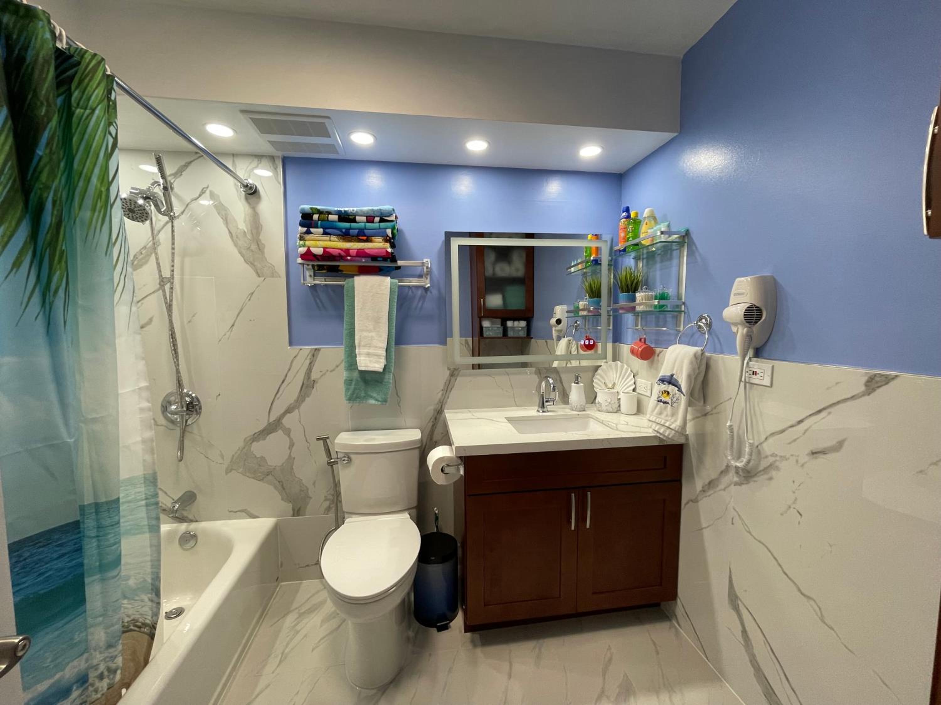 Amazing waikiki Beach condo 2Bed2Bath+free Parking: bathroom photo