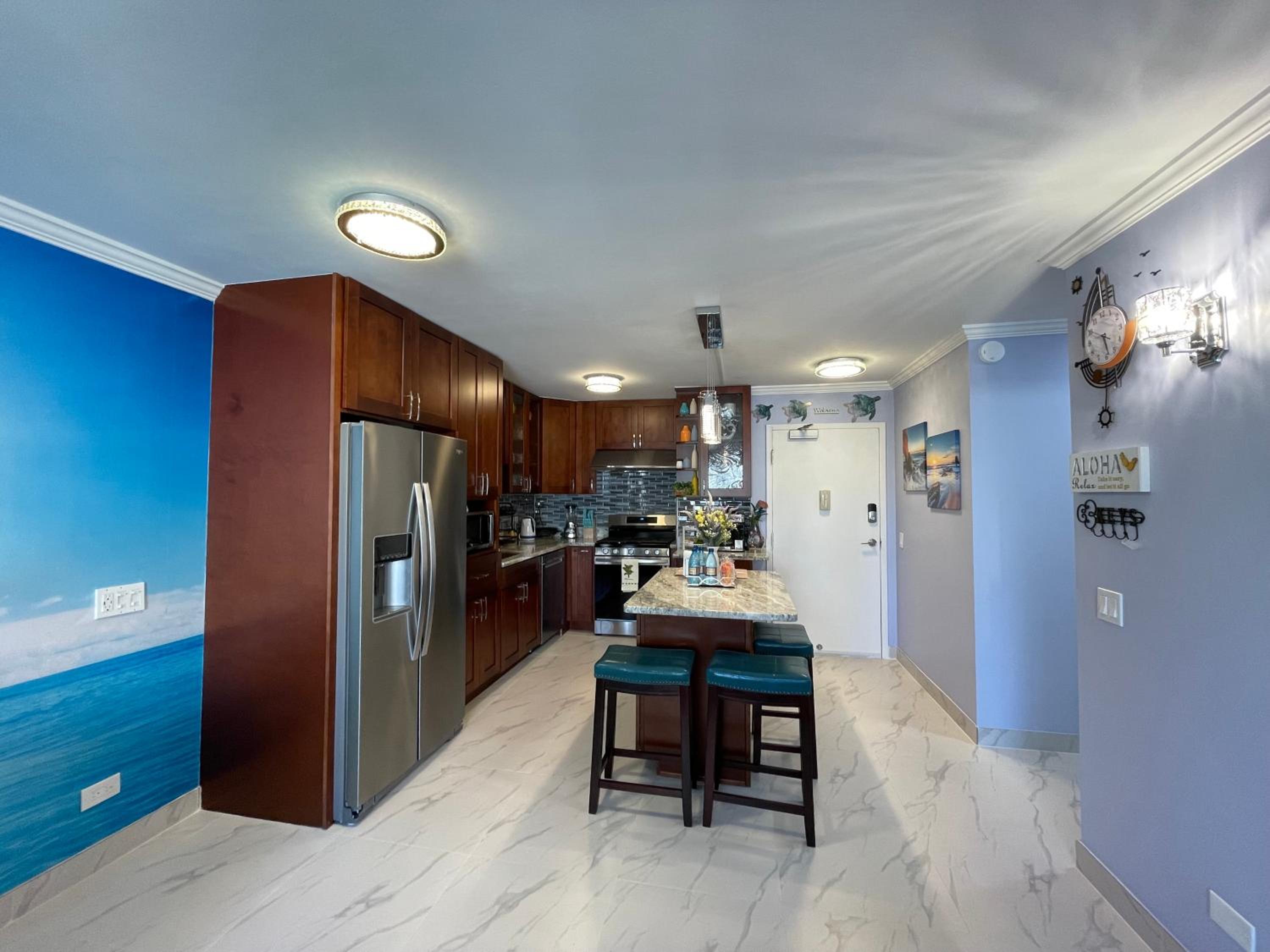 Amazing waikiki Beach condo 2Bed2Bath+free Parking: kitchen photo