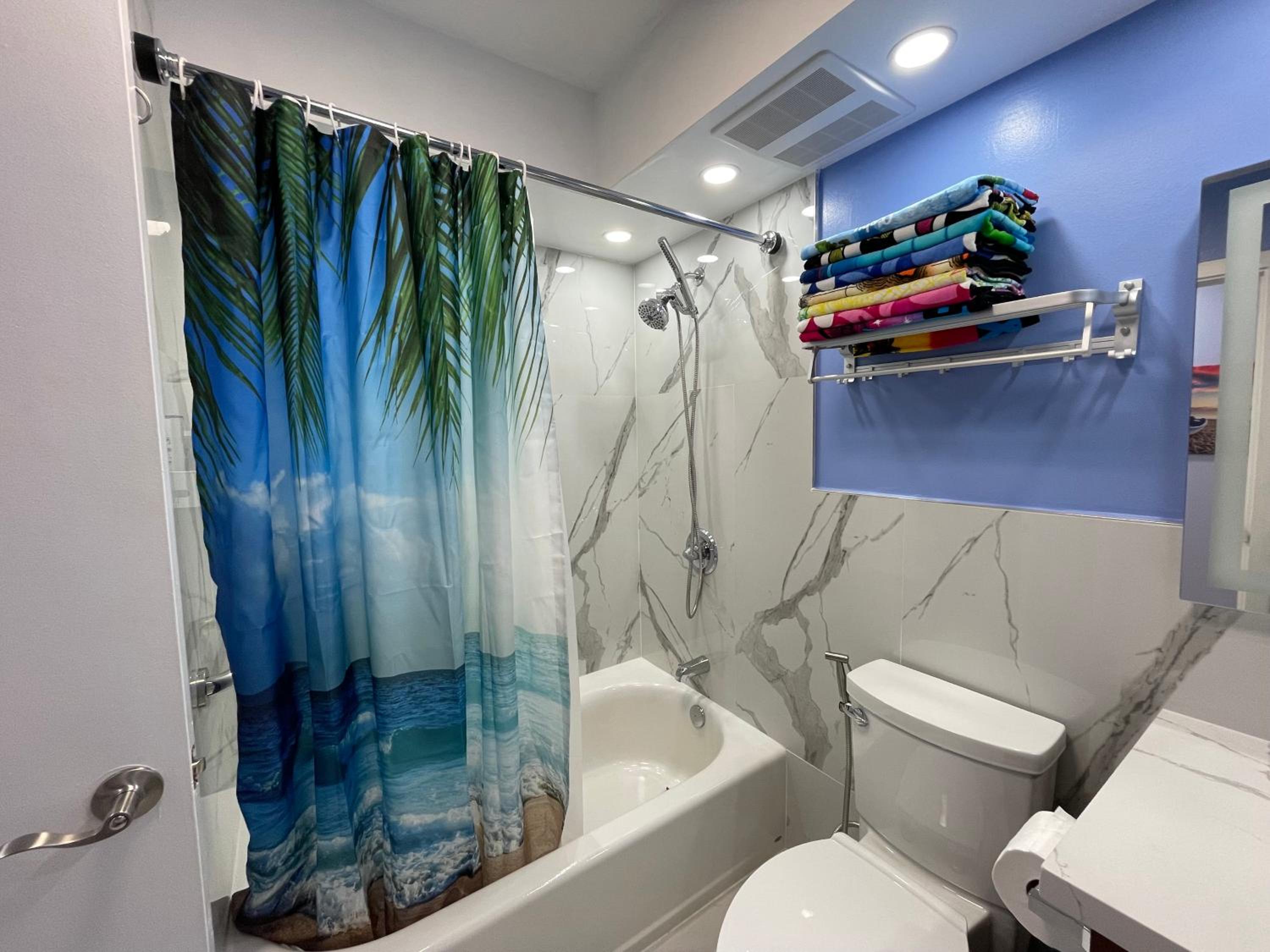 Amazing waikiki Beach condo 2Bed2Bath+free Parking: bathroom photo