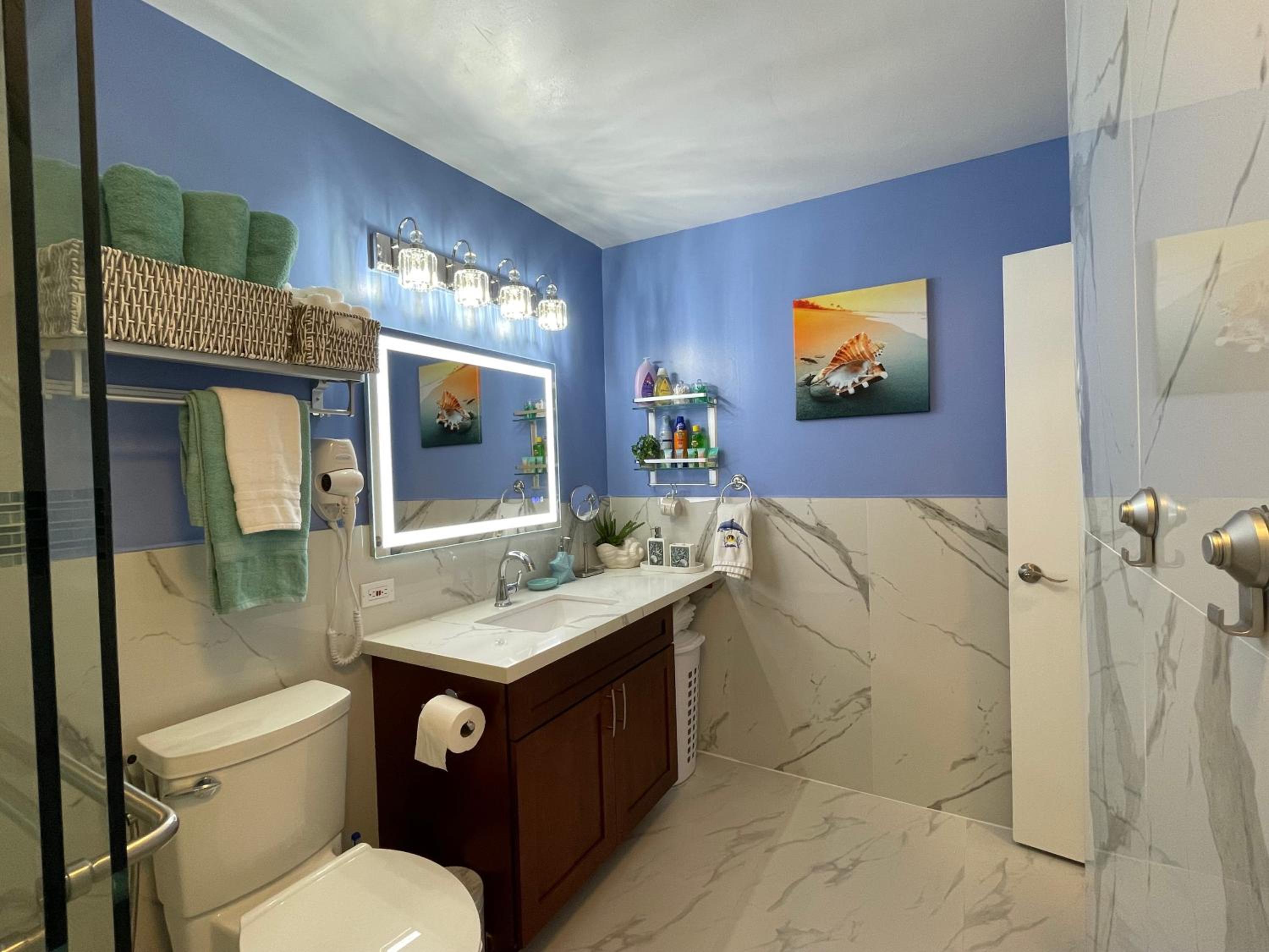 Amazing waikiki Beach condo 2Bed2Bath+free Parking: bathroom photo