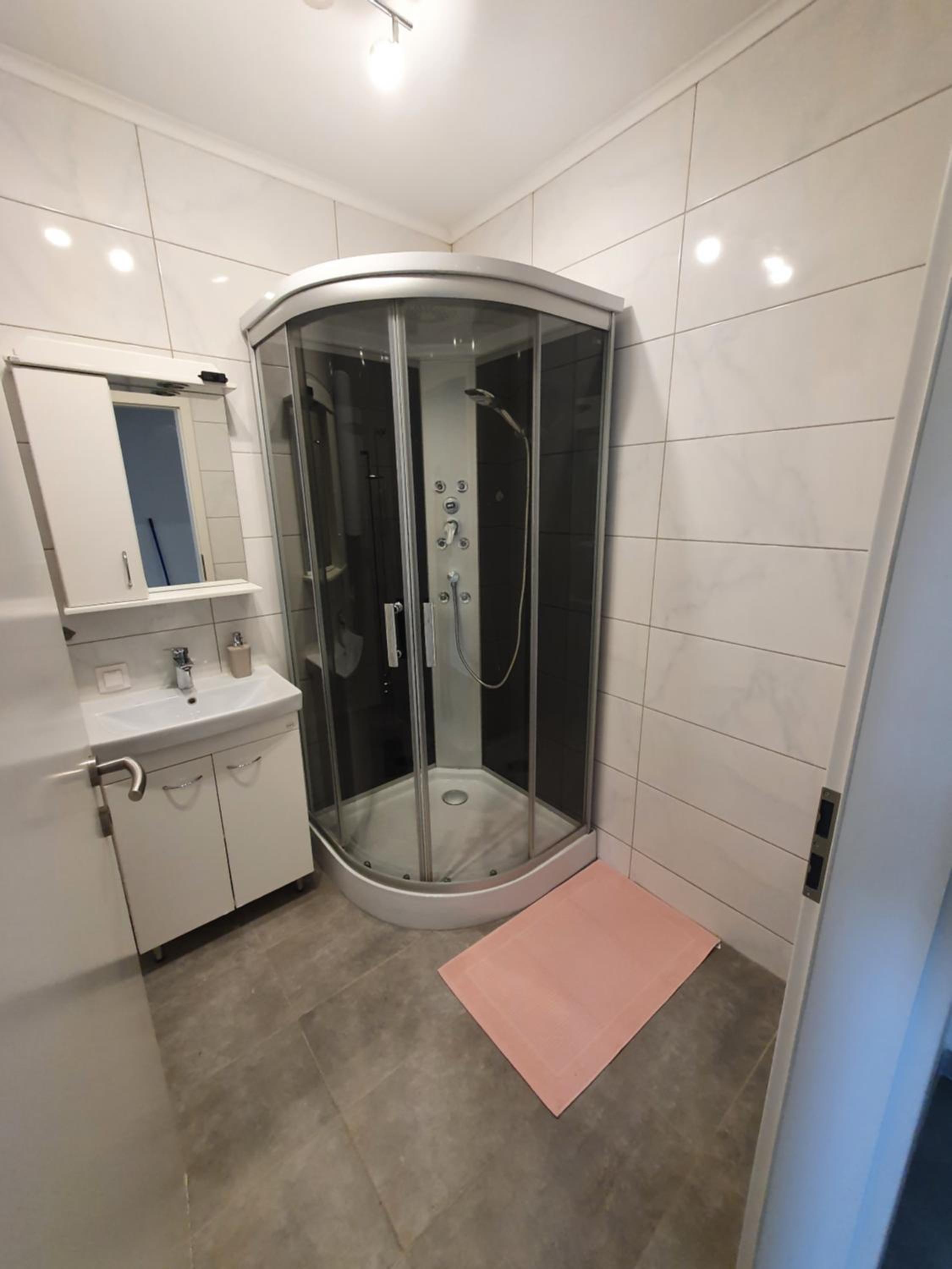 DAEL en Leoben — bathroom
