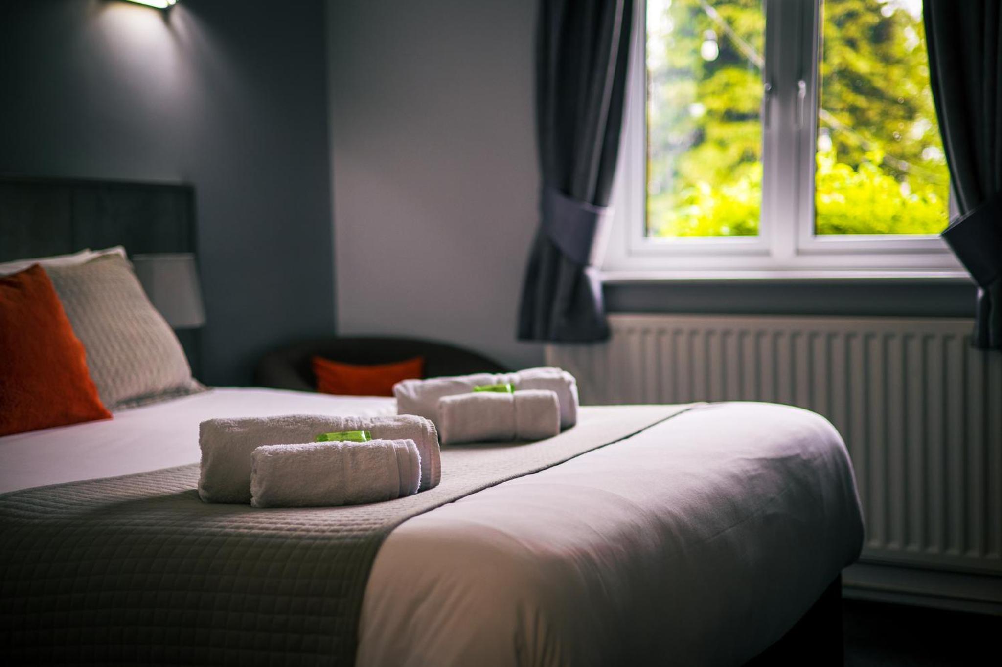 Bowes Incline Hotel