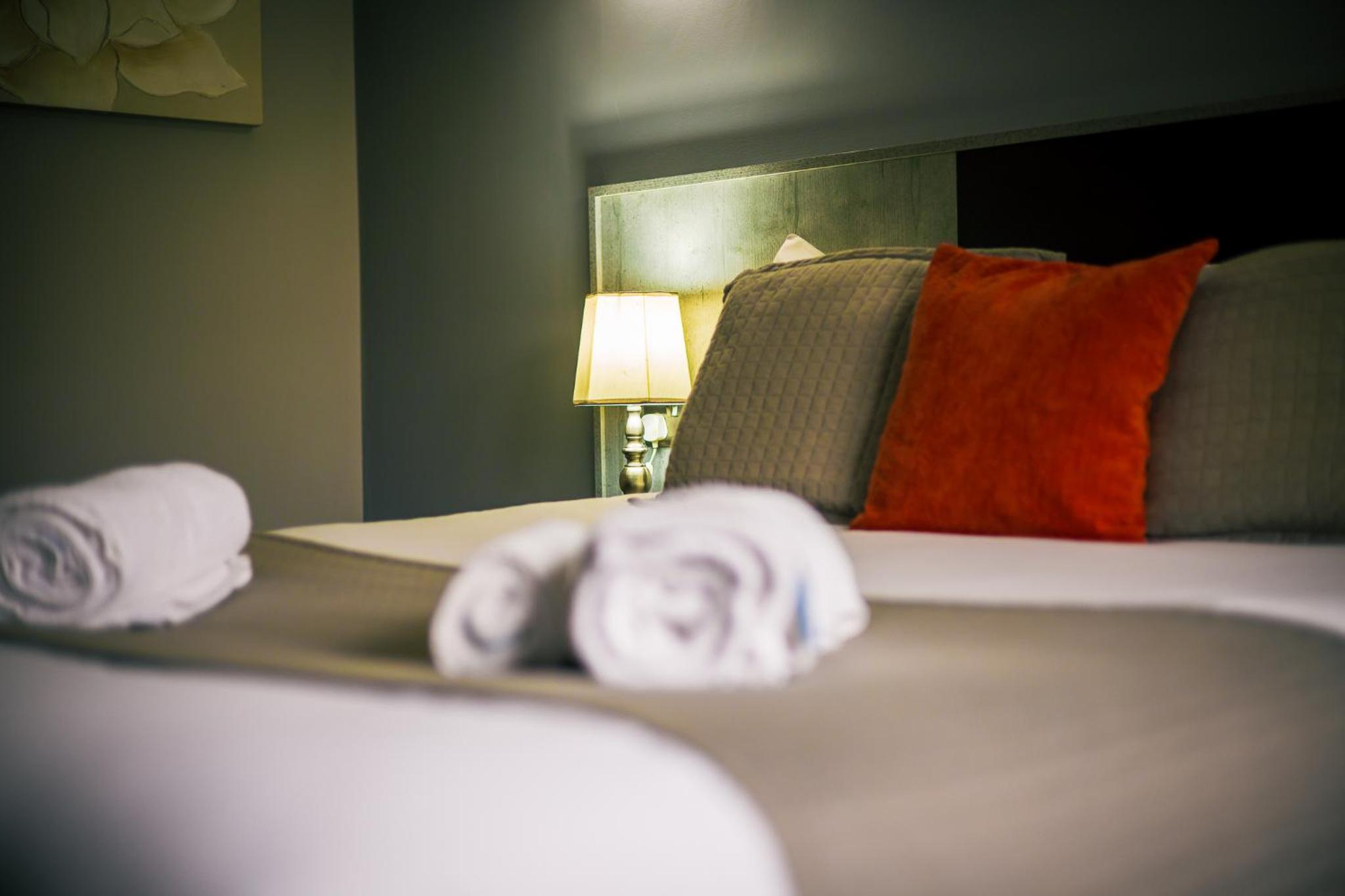 Bowes Incline Hotel