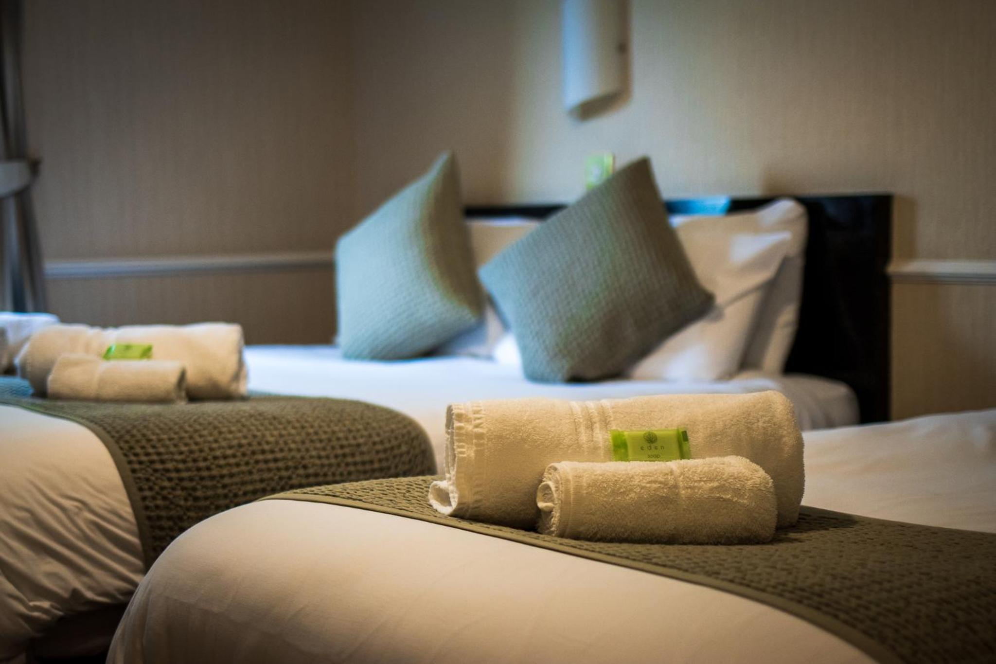 Bowes Incline Hotel