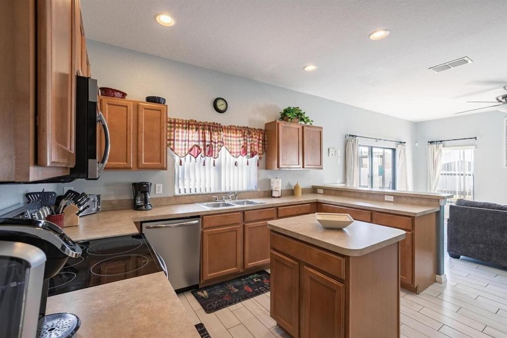 Lazy Breeze Villa- Poolspa, Gameroom, Near Disney