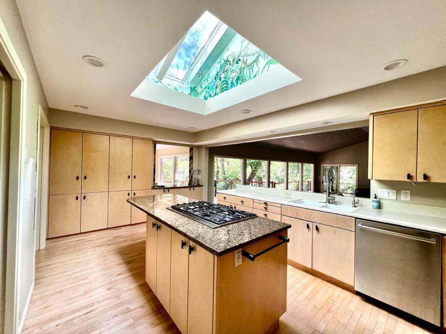 Very Spacious and Bright Home 15mins From Downtown - Property Image 43