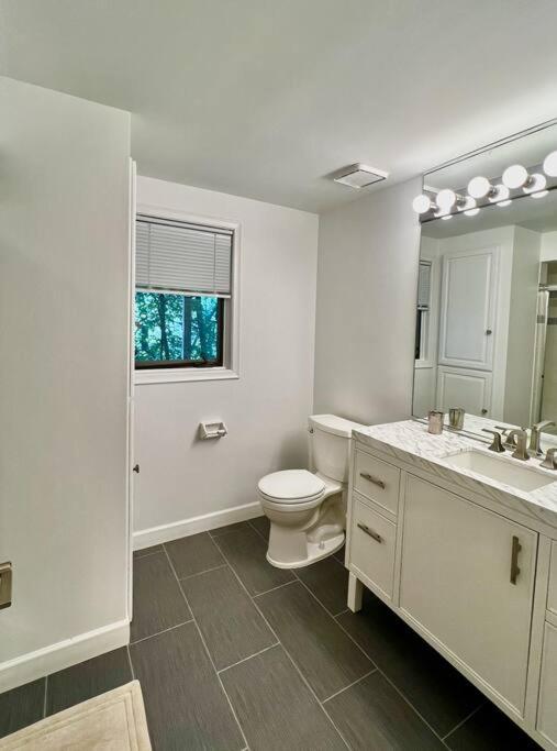 Very Spacious and Bright Home 15mins From Downtown - Property Image 44