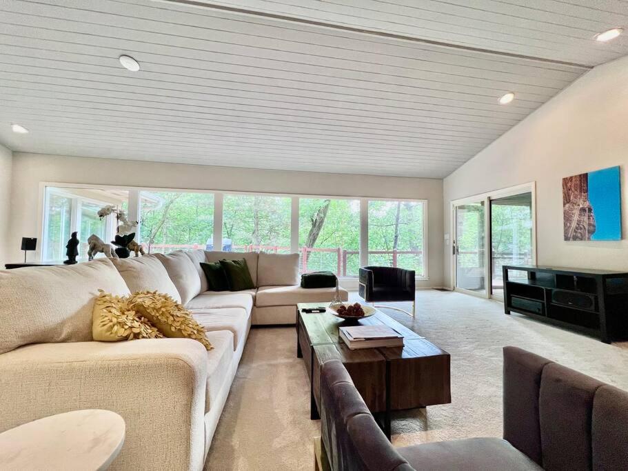 Very Spacious and Bright Home 15mins From Downtown - Property Image 14