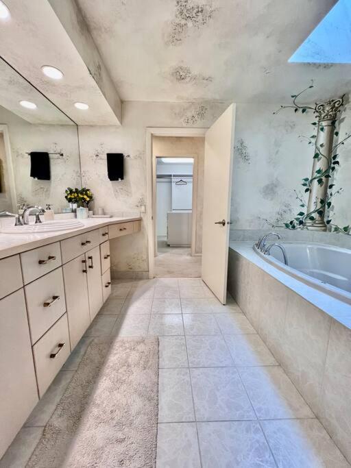 Very Spacious and Bright Home 15mins From Downtown - Property Image 3