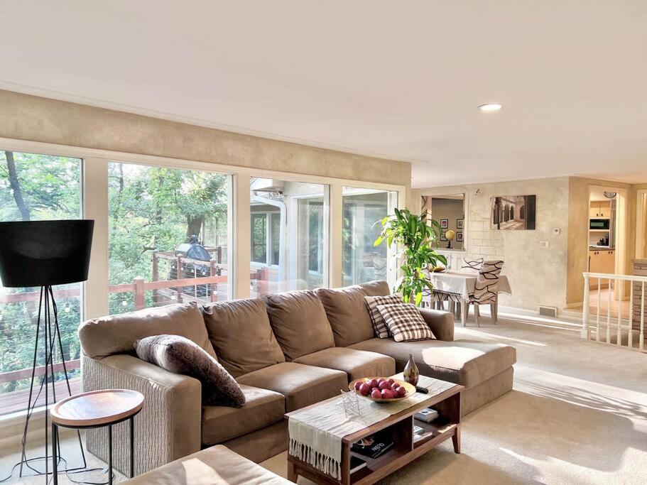 Very Spacious and Bright Home 15mins From Downtown - Property Image 7