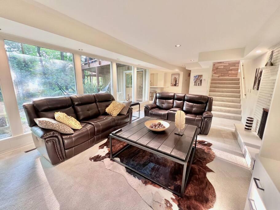 Very Spacious and Bright Home 15mins From Downtown - Property Image 9
