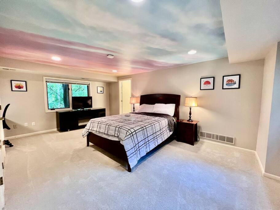 Very Spacious and Bright Home 15mins From Downtown - Property Image 16