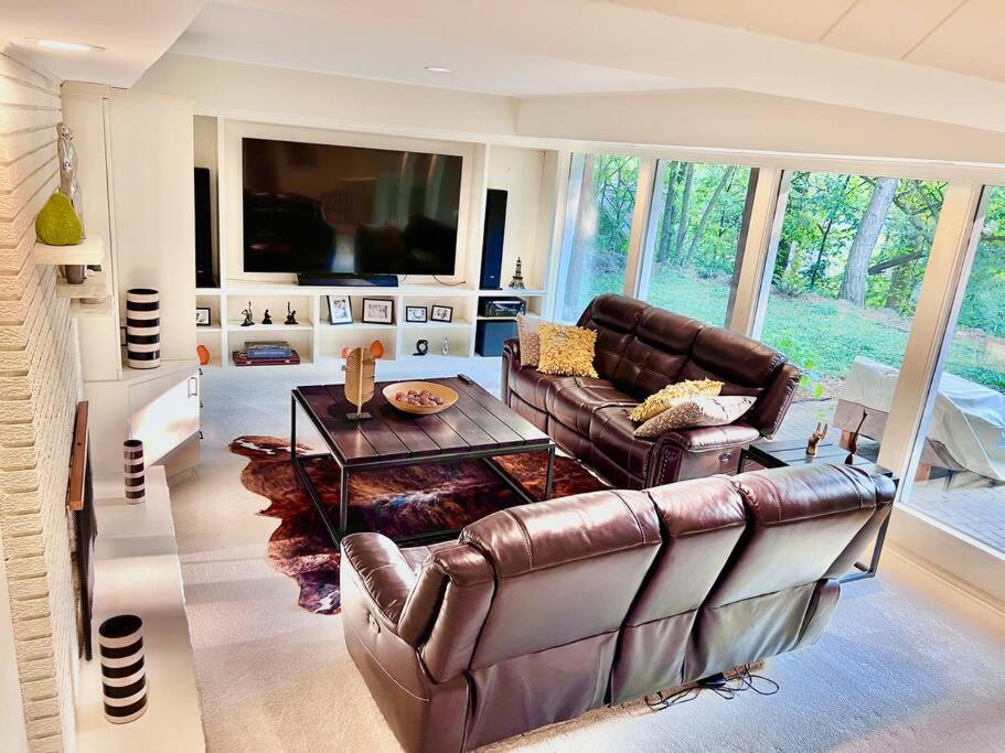 Very Spacious and Bright Home 15mins From Downtown - Property Image 19