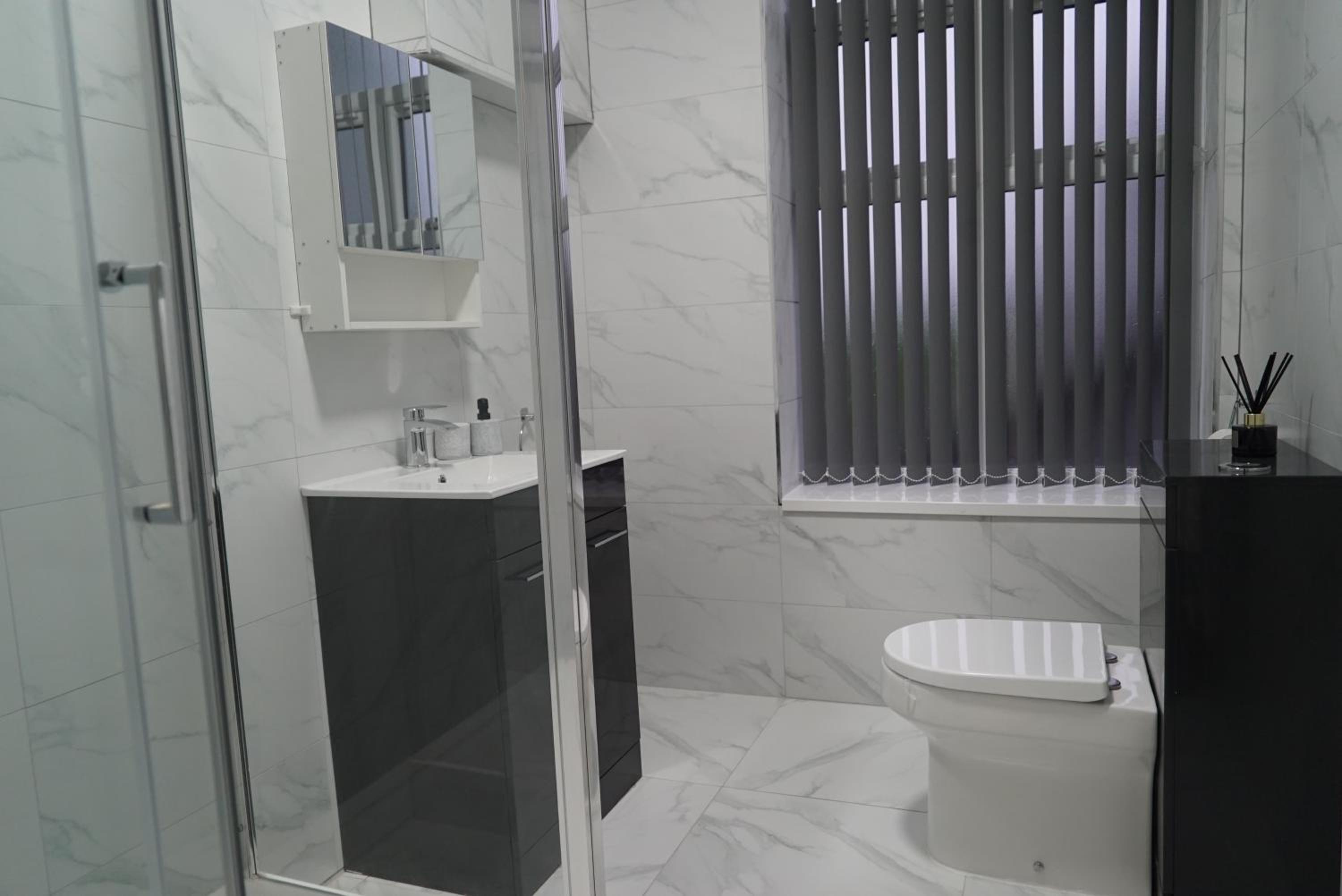 Modern 1 & 2 Bed Apartment - Desborough - Kettering - Sleeps up to 5 - Free Parking, - WIFI - Contractors, Professionals, Families and Relocators - By The  view 4