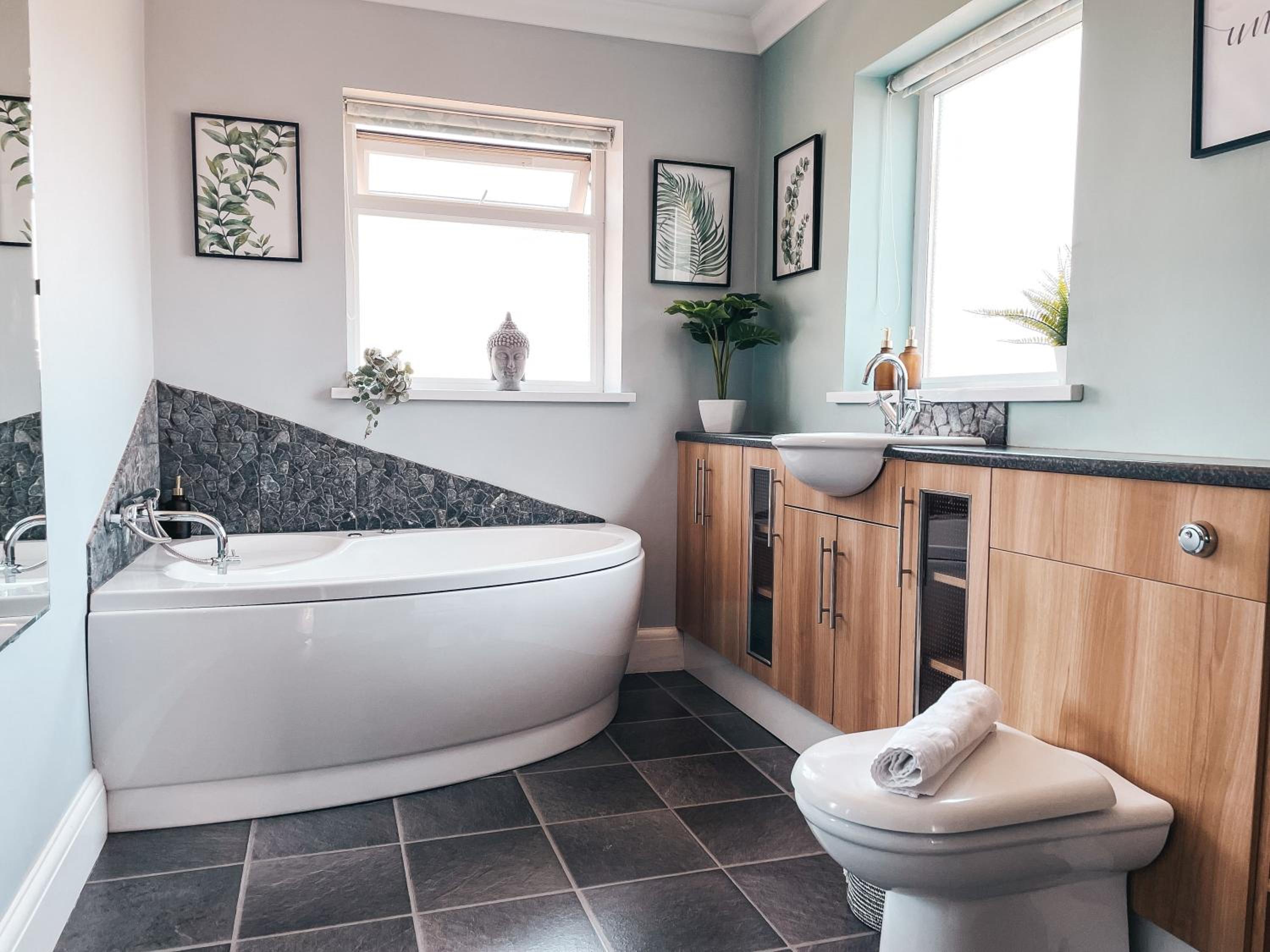 Cardiff Vacations - Ty-Fry House, by Solace Stays - Property Image 1