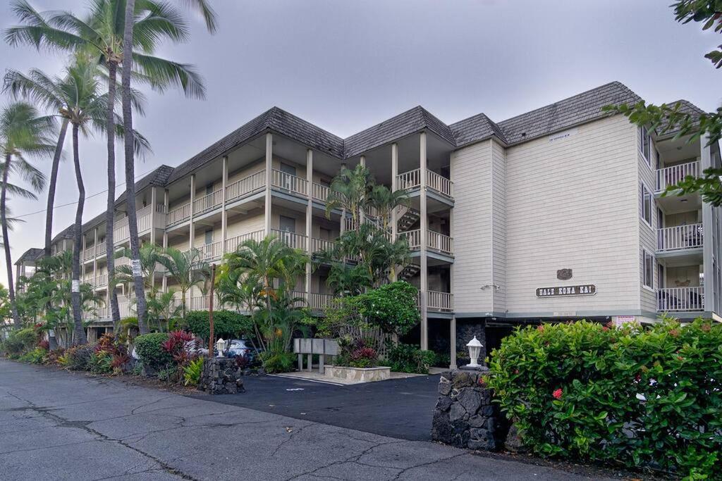 Oceanfront Condo Stunning Views and Pool - Hale Kona Kai 407 by Casago Kona view 2