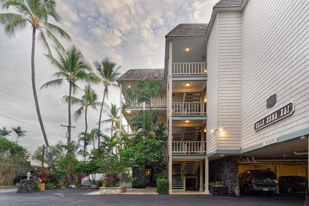 True and Absolute Oceanfront Condo Breathtaking Views From The Lanai - Hale Kona Kai 402 by Casago Kona