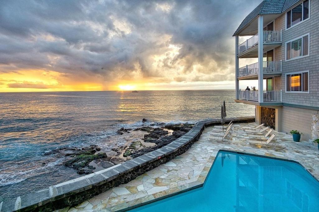 True and Absolute Oceanfront Condo Breathtaking Views From The Lanai - Hale Kona Kai 402 by Casago Kona