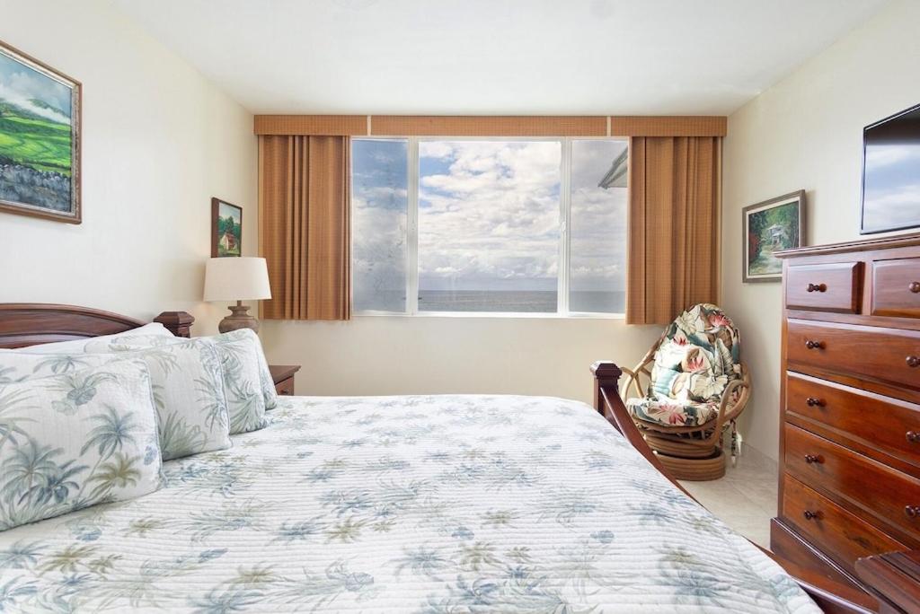 True and Absolute Oceanfront Condo Breathtaking Views From The Lanai - Hale Kona Kai 402 by Casago Kona