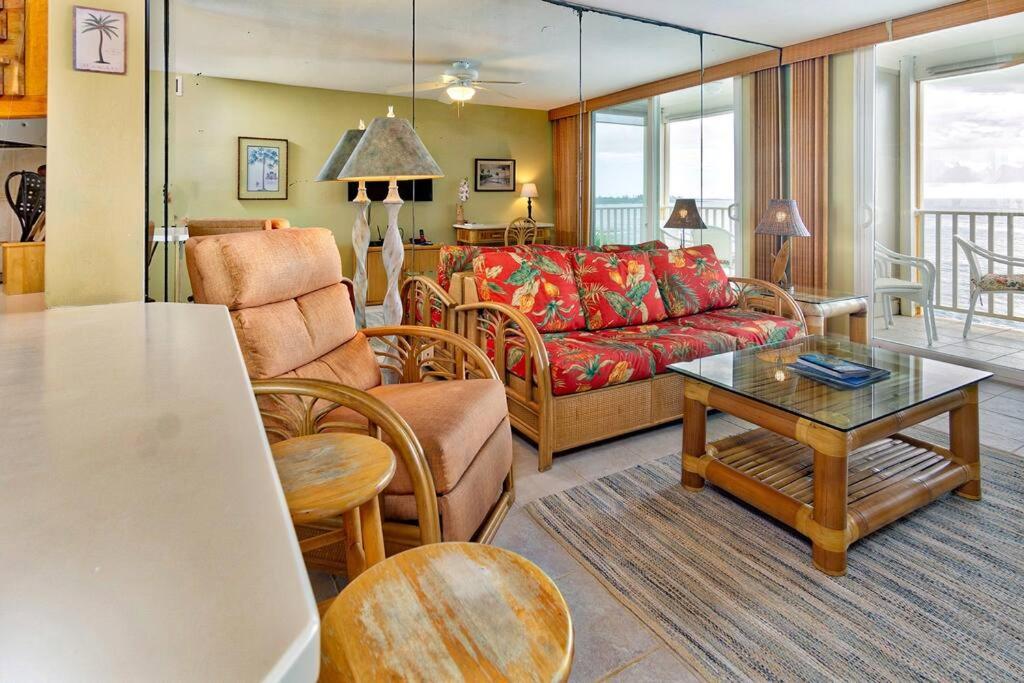 Beautiful Oceanfront Condo! - Hale Kona Kai 303 view 2