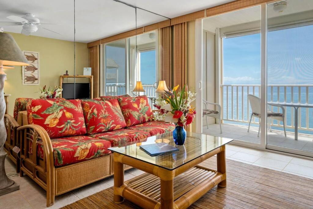 Beautiful Oceanfront Condo! - Hale Kona Kai 303 view 4