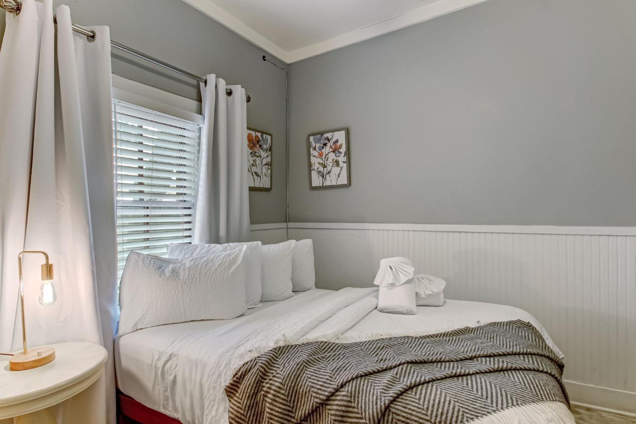 Historic 1892 Savannah Duplex off Forsyth Park view 4