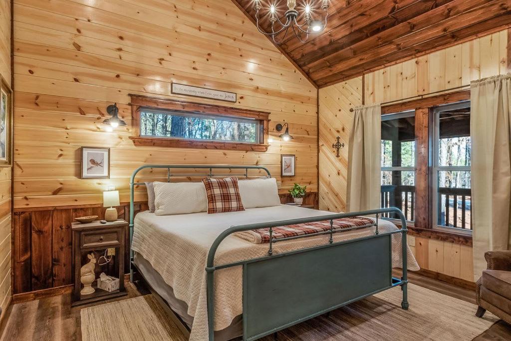 Large Luxury 2BR Cabin w Hot Tub Double Trouble was designed for fun comfort and memories minutes from buzzling Hochatown and beautiful Beaver Bend State P