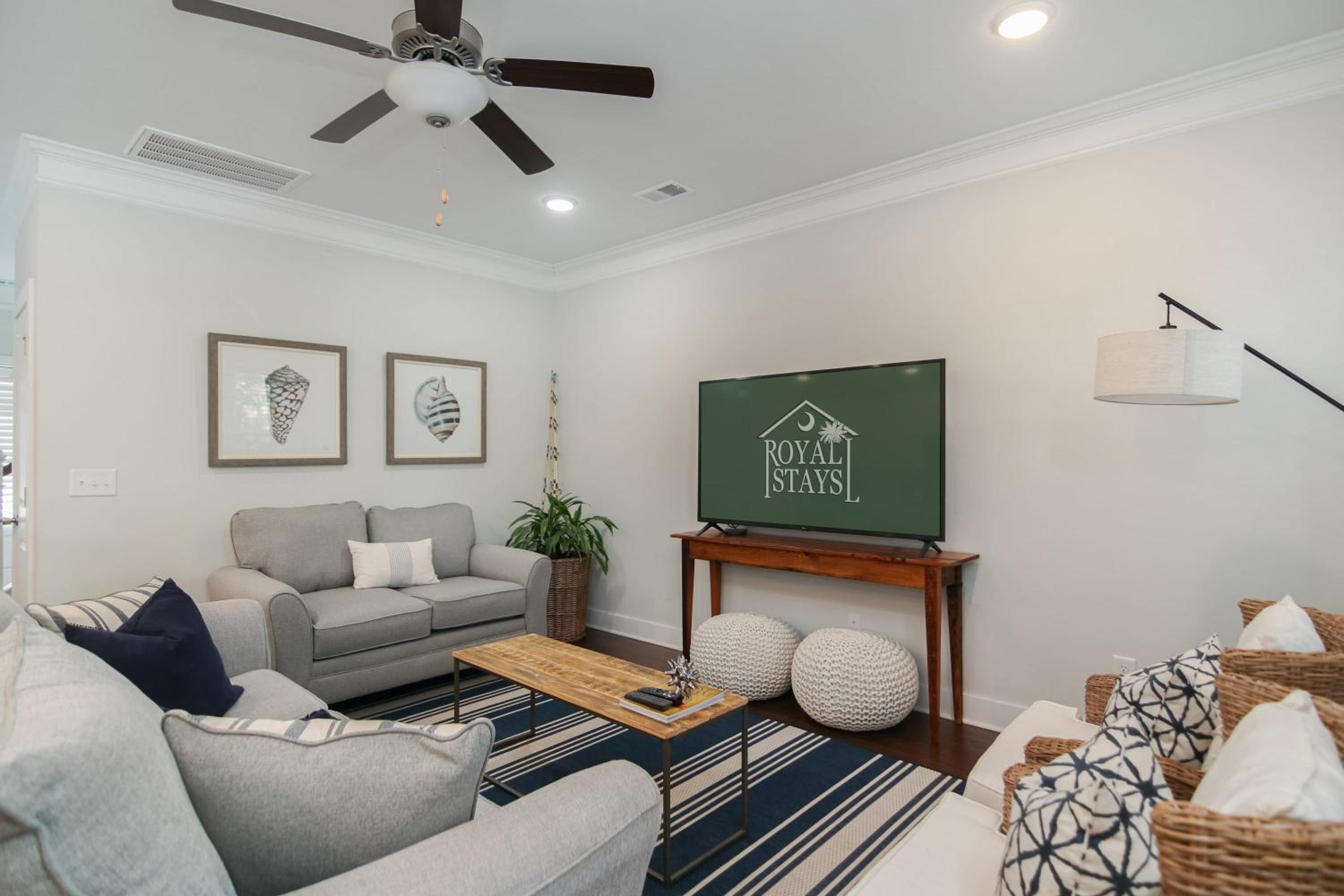 The Cozy Vibes-6 beds-Fenced in Backyard view 4