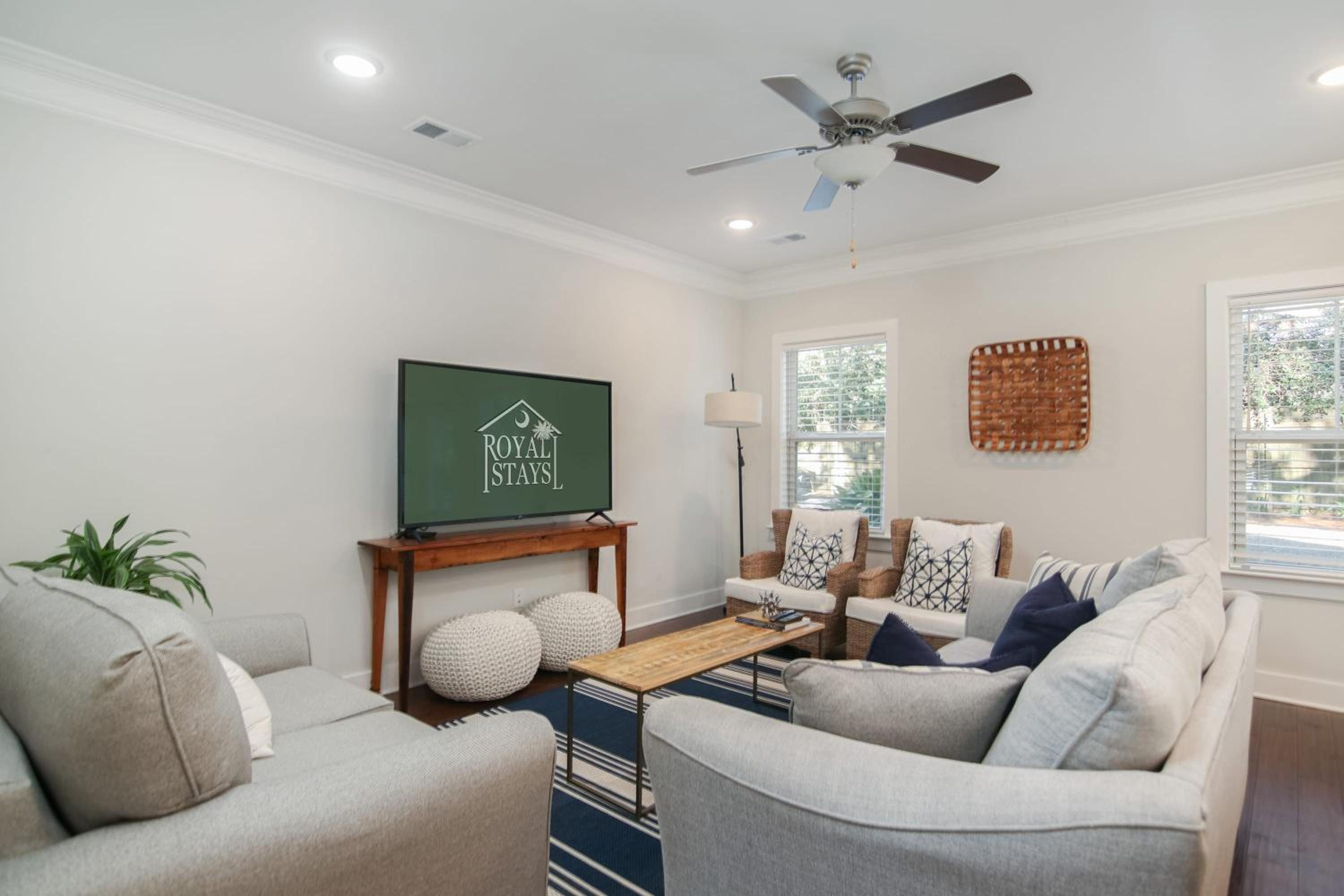 The Cozy Vibes-6 beds-Fenced in Backyard view 5