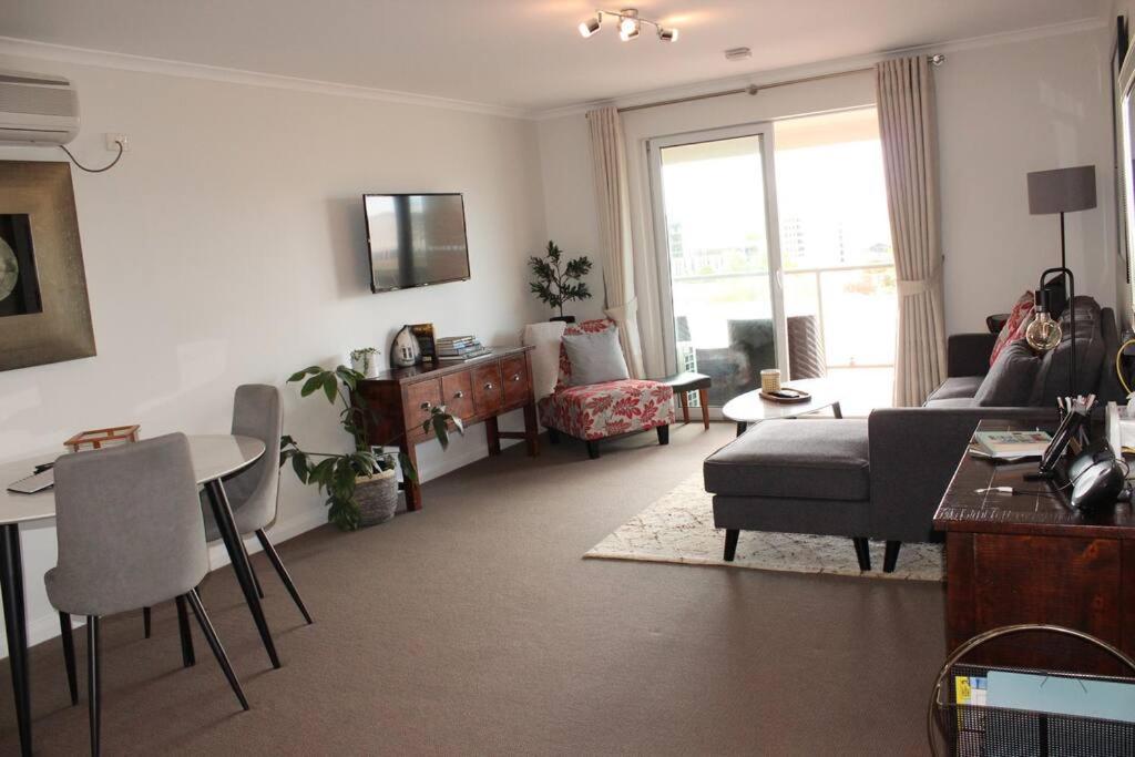Battery Point Apartment on Hampden
