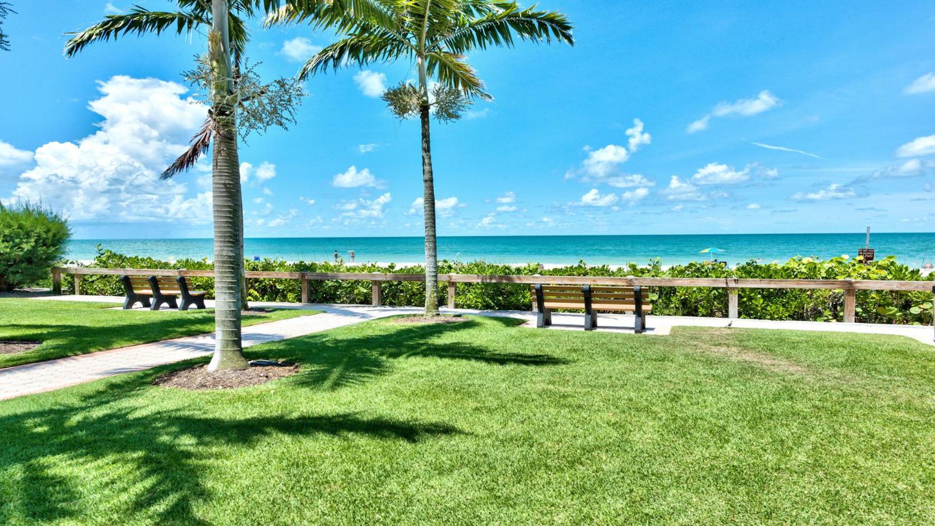 Le Monaco - 1 BR Romantic Condo! Getaway Steps from 5th Ave S Stylish Coastal Retreat with King Bed Beach Access and Prime Location, Near Dining Shopping a view 5
