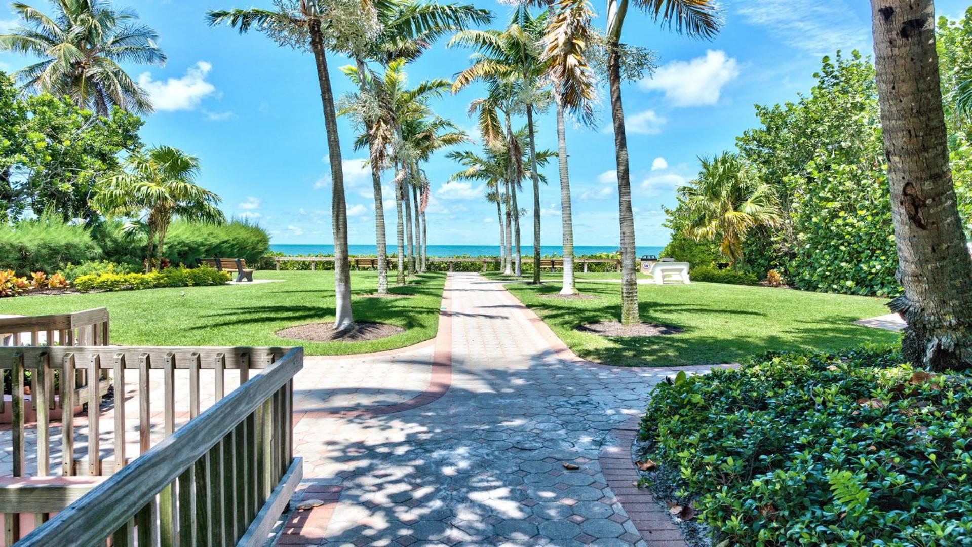 Le Monaco - 1 BR Romantic Condo! Getaway Steps from 5th Ave S Stylish Coastal Retreat with King Bed Beach Access and Prime Location, Near Dining Shopping a view 4